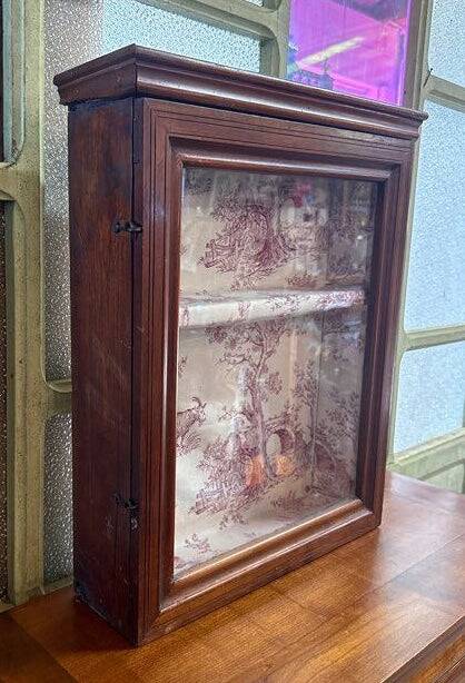 Vitrine murale en bois et toile de Jouy