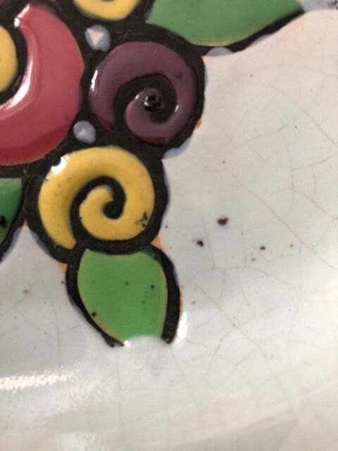 Plat décoratif en faïence  émaux avec marque au dos