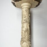 Piédestal chinois sculpté en faux ivoire