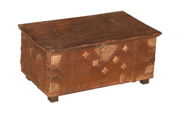 Coffre indien en bois et métal doré