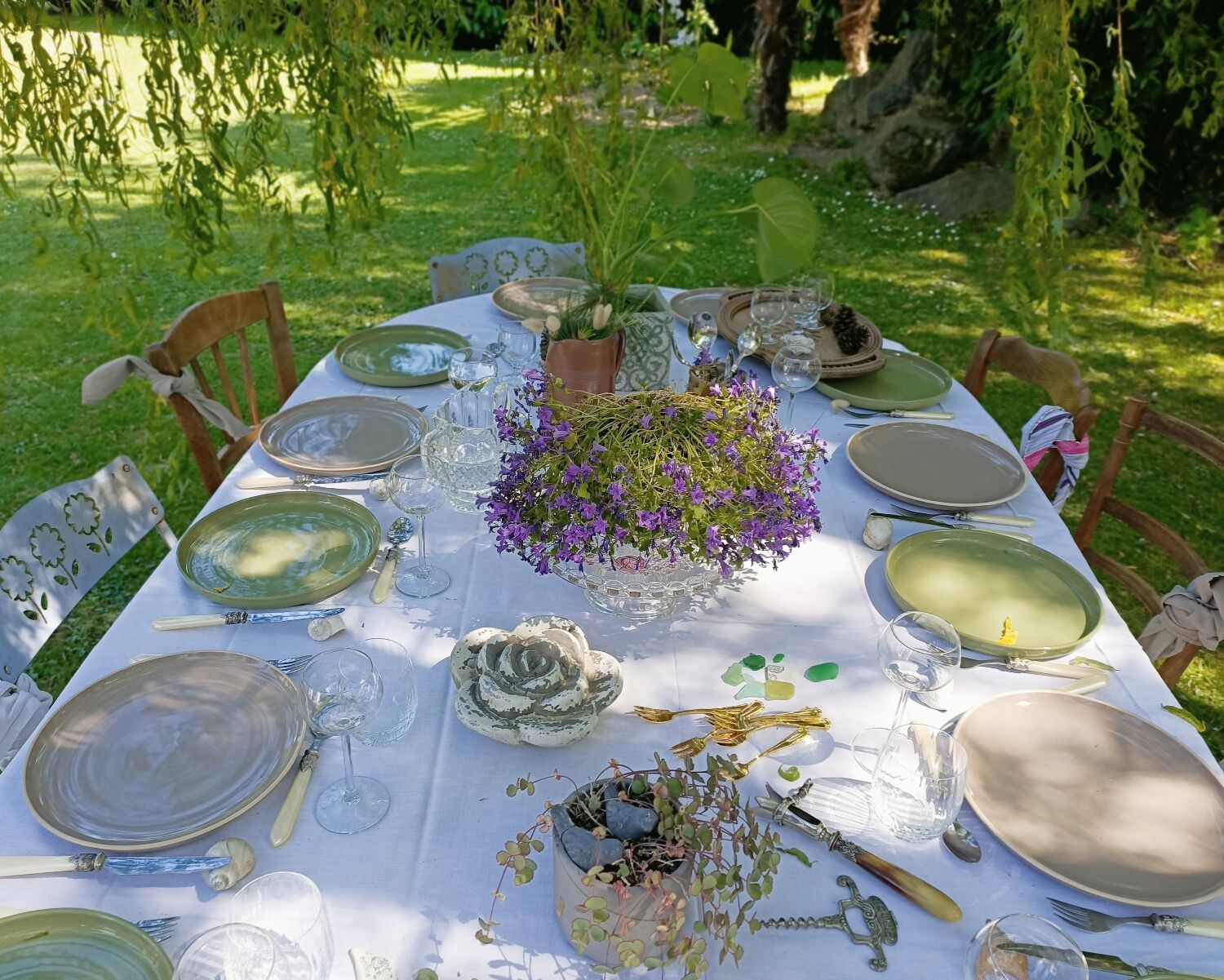 Extendable dining table