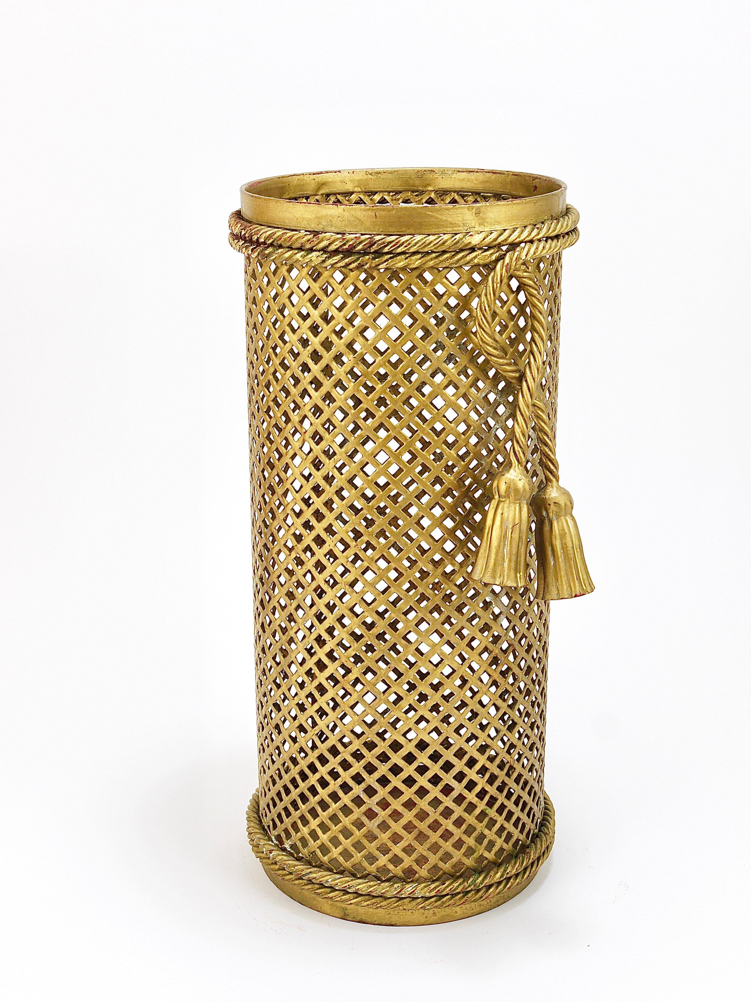 Hollywood Regency umbrella stand in gold metal with cord and tassels, Li Puma Firenze, 1950.