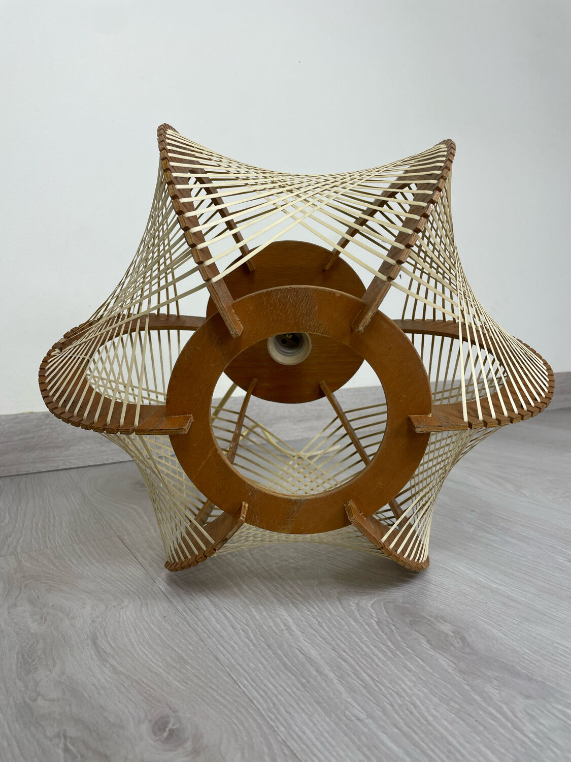Suspension scandinave en bois et fils