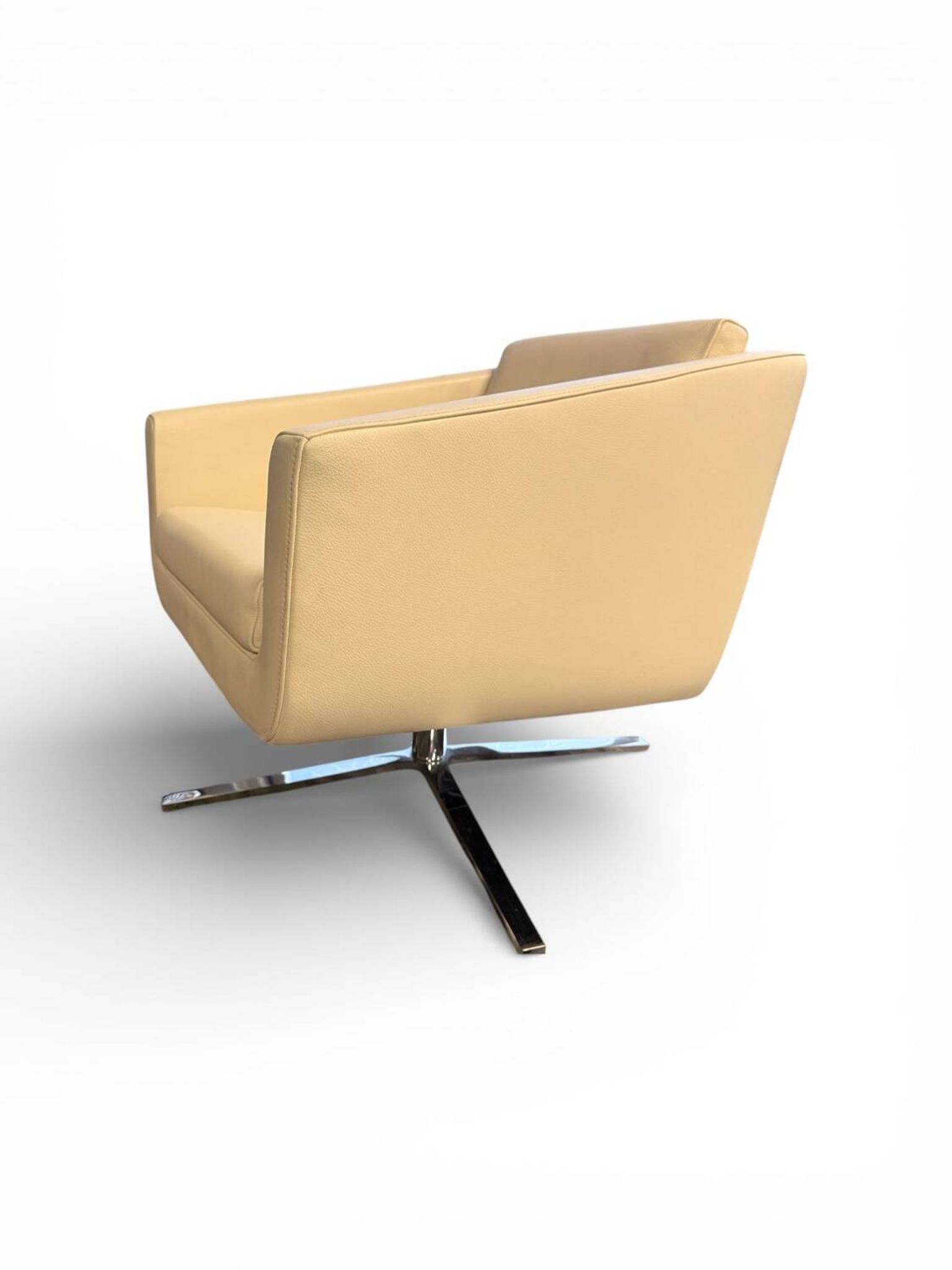 Fauteuil Pavo en cuir crème avec cadre en chrome de FSM, années 2000.