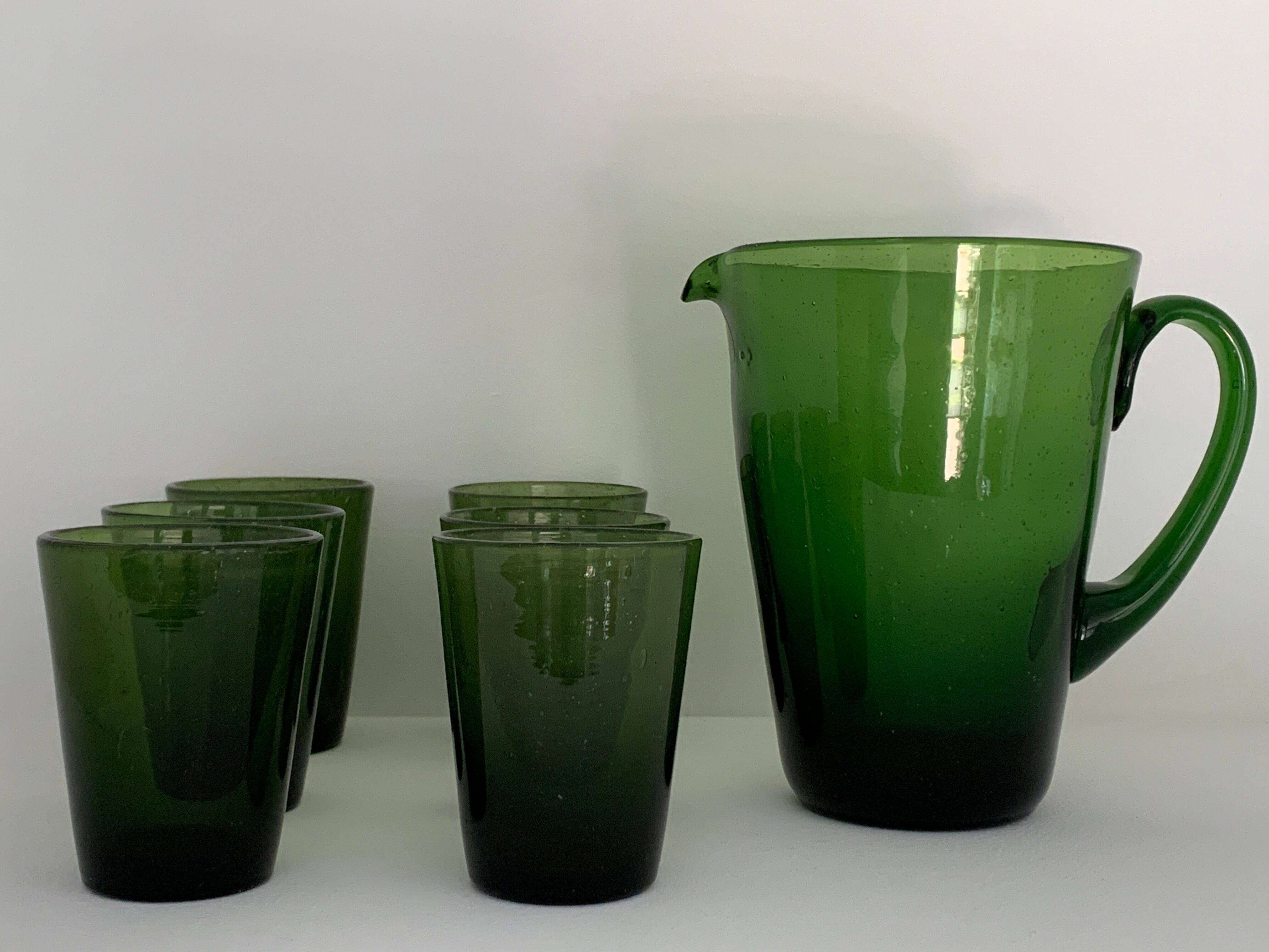 Carafe et 6 verres en verre vert bullé
