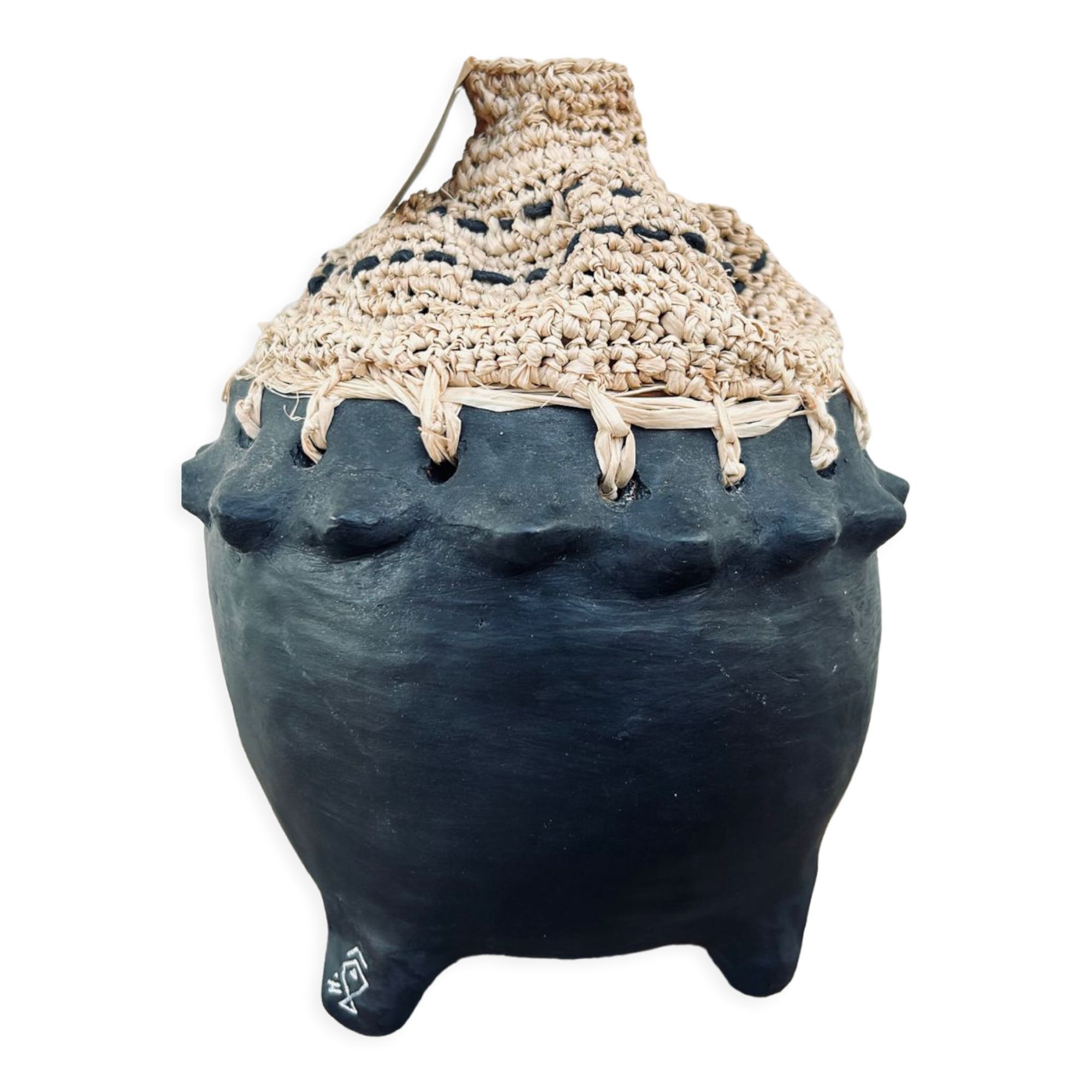 Pot en argile et raphia