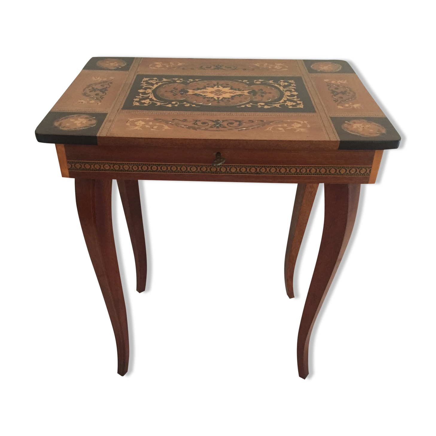 TABLE CIGAR BOX OR INMEANED JEWELRY