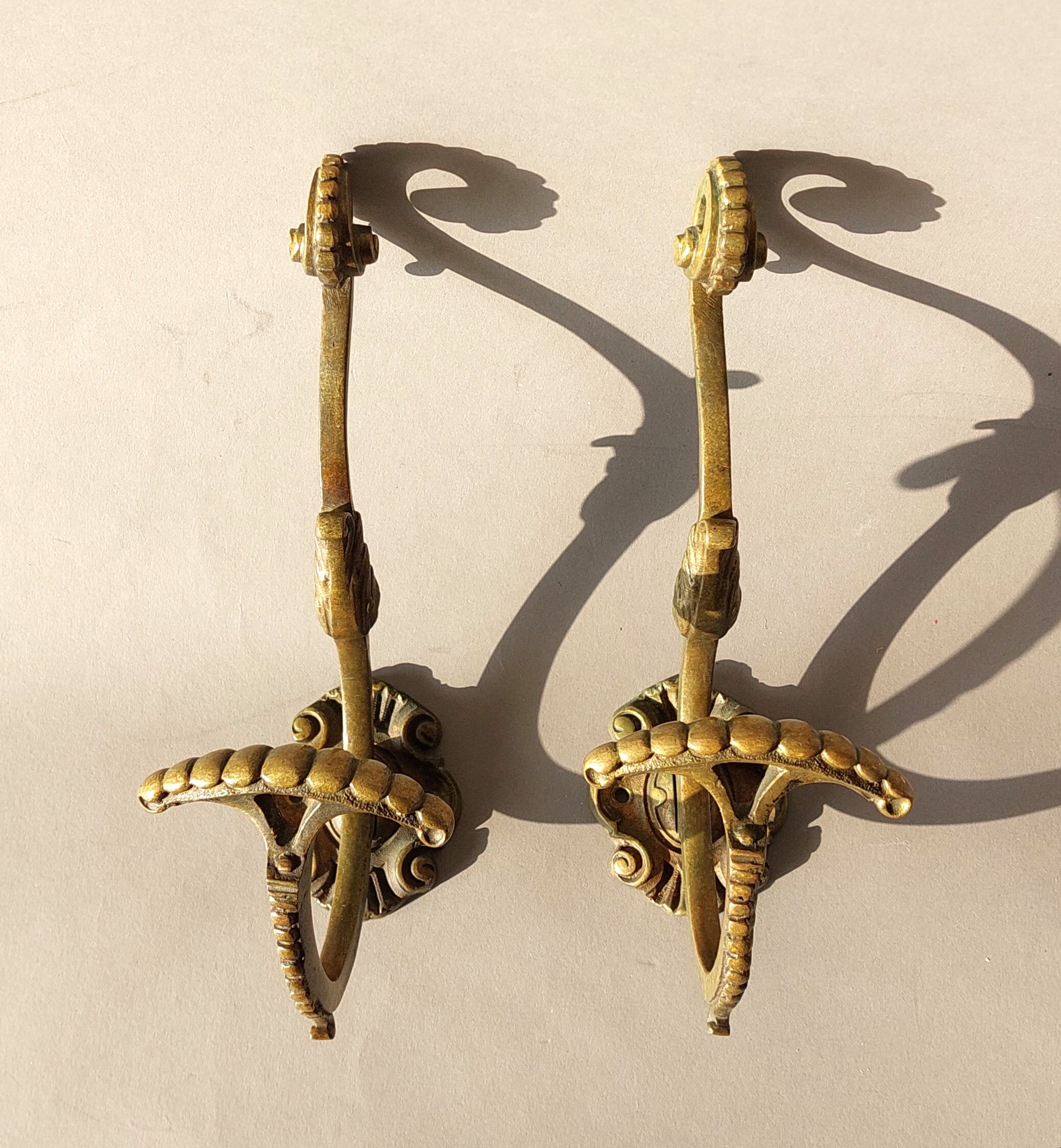 Paire de patères en bronze doré de style Louis XVI, XIXéme siècle.