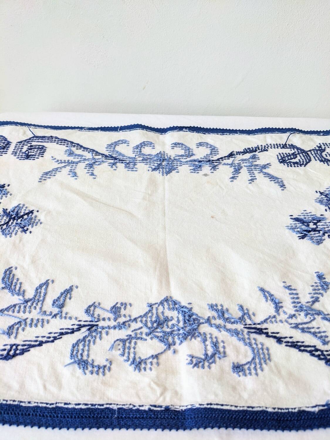 🧵Napperon Brodé à la Main au Point de Croix🧵