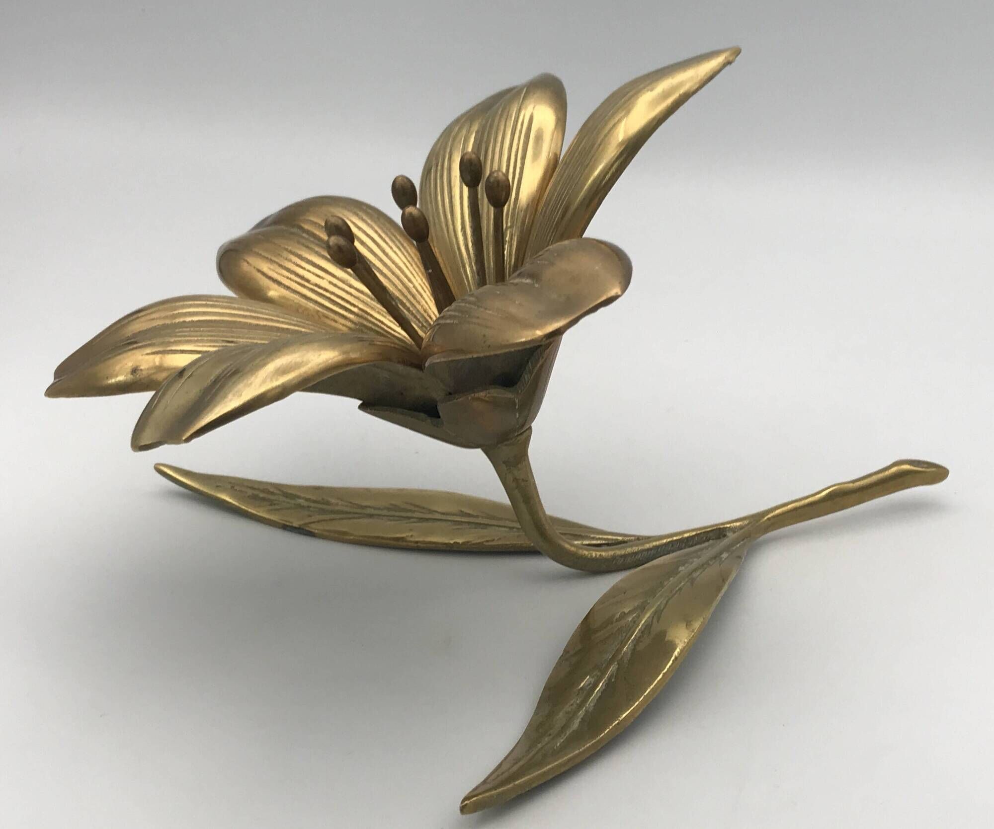 Vintage flower ashtray in solid gold-plated brass with six removable petals from the 60s/70s