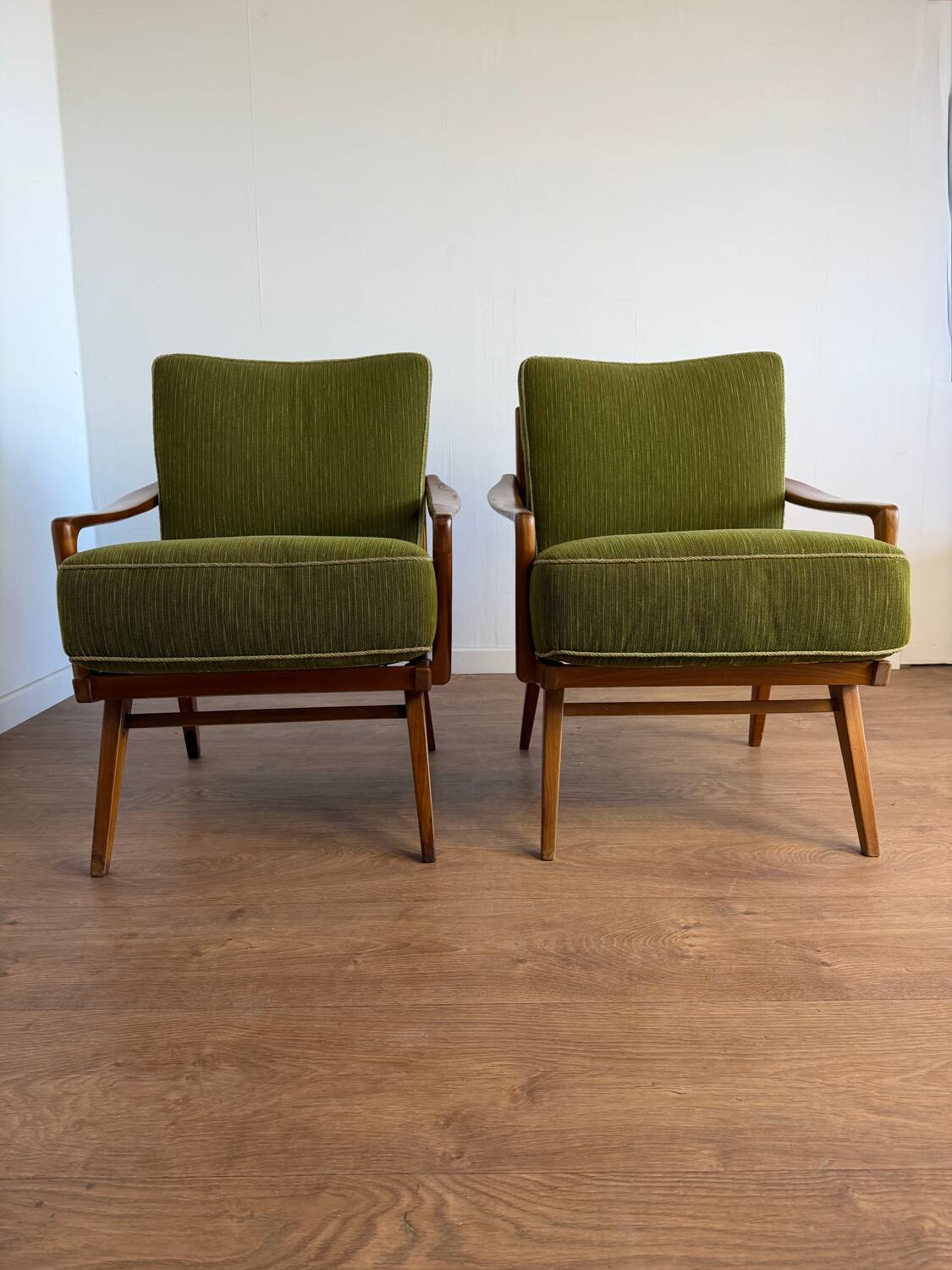 Paire de fauteuils vintage en bois et tissu
