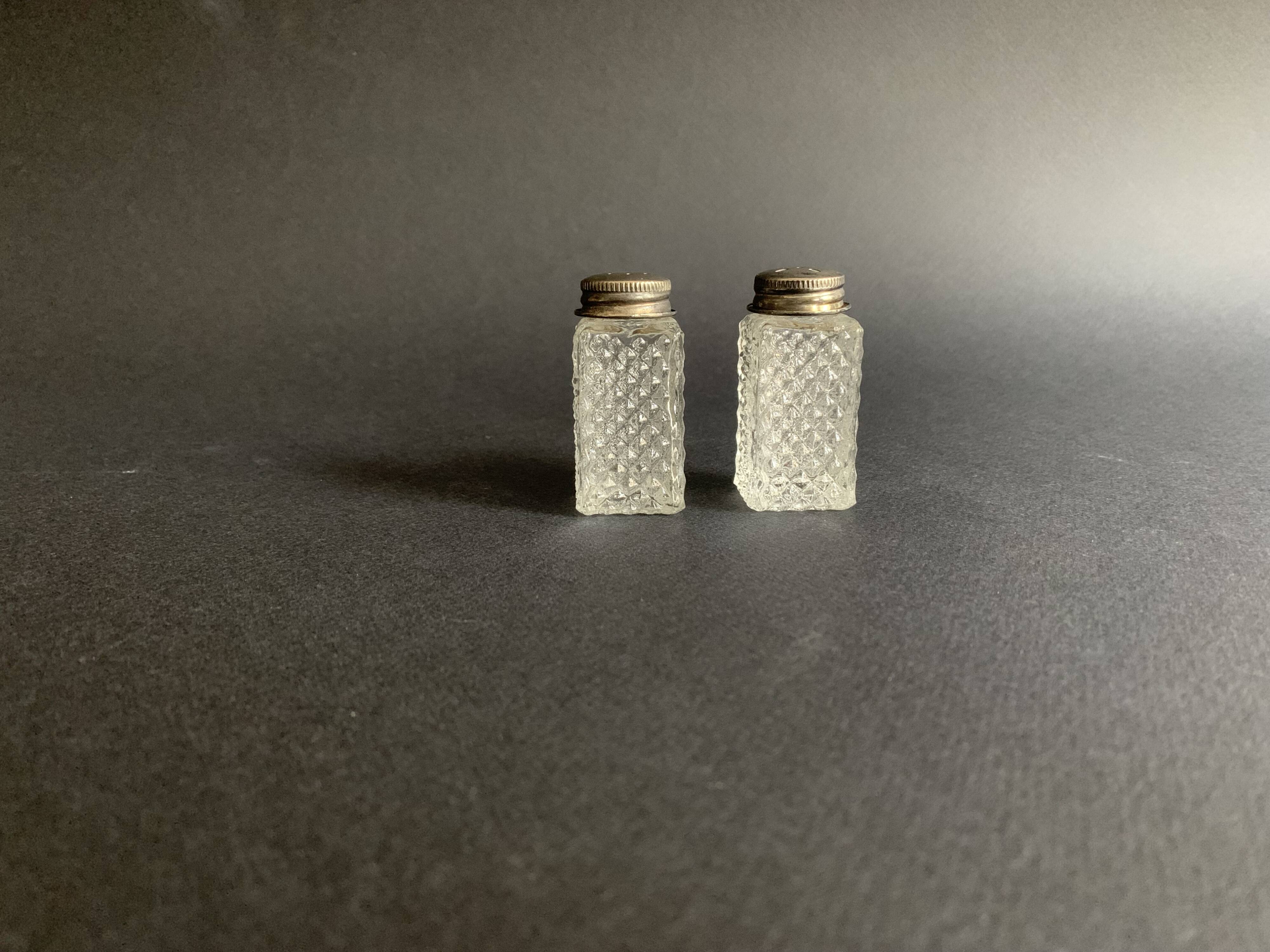Salière et poivrières en verre pointe de diamant des années 60