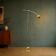 Lampadaire massive space age en métal doré bras balancier – années 70 80