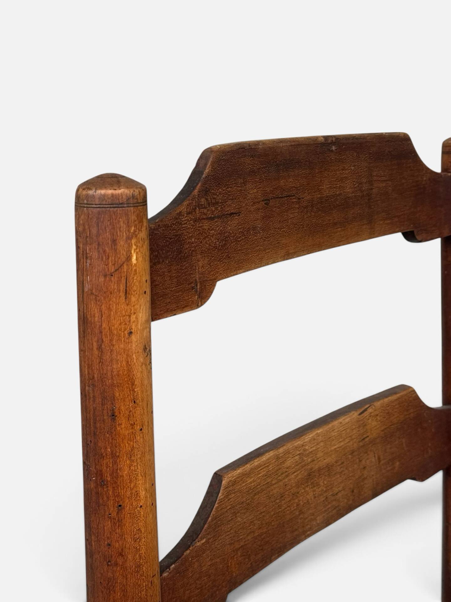 Antique rustic armchair in walnut and leather, 18th century.