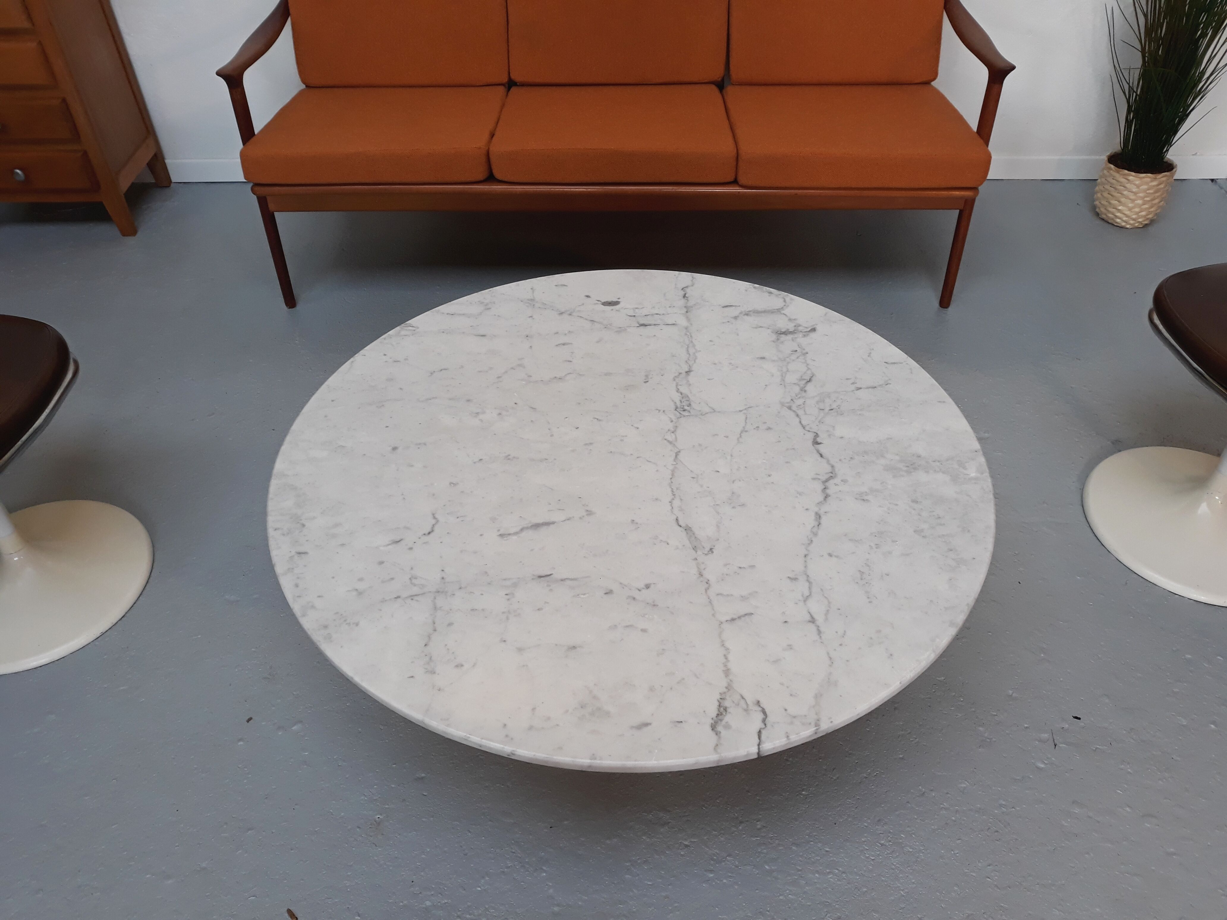 Tulip coffee table by Eero Saarinen for Knoll International