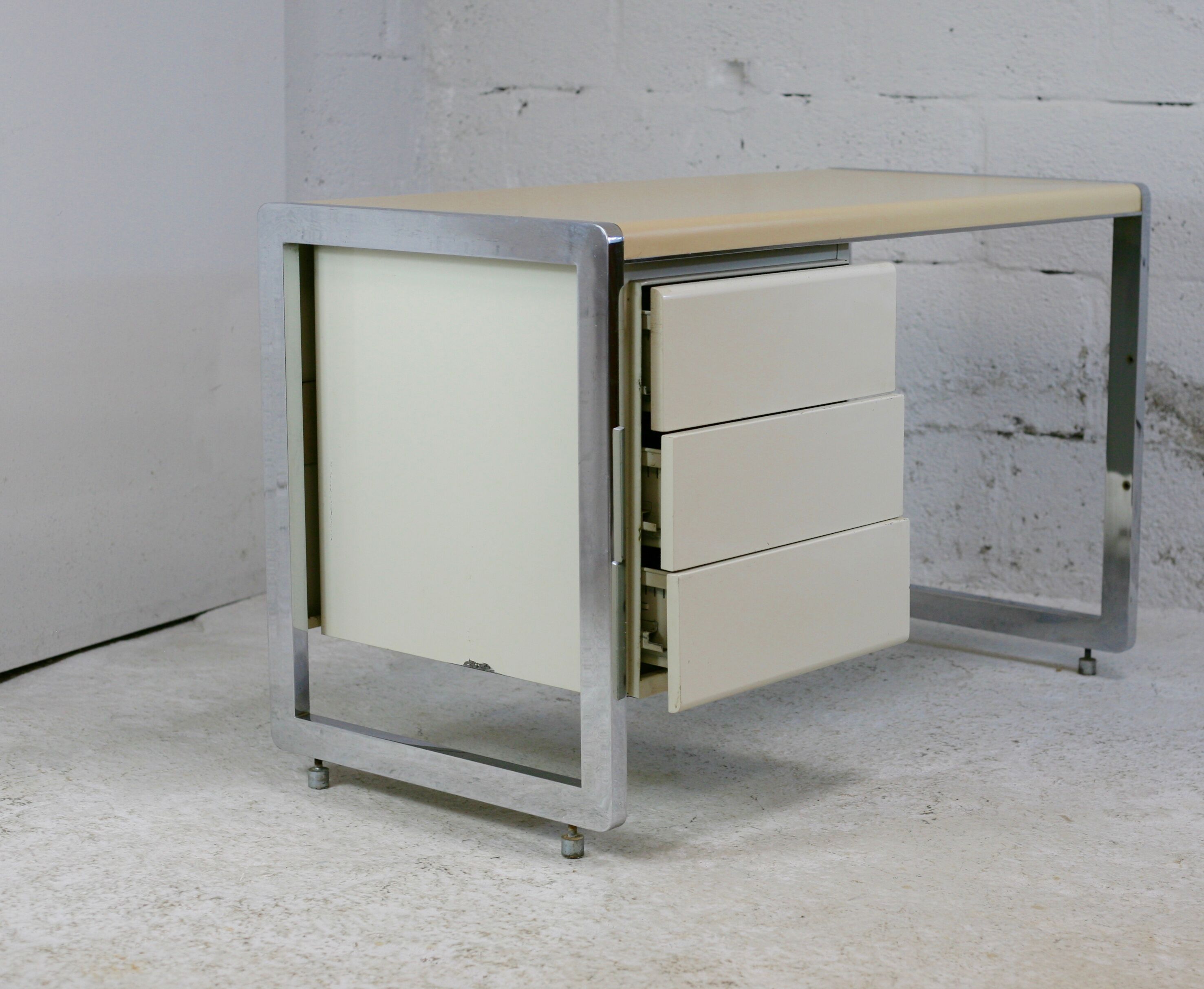 Bureau "space age". Acier laqué, acier chromé. France, circa 1970