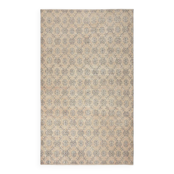 Tapis en laine turc vintage noué à la main. Tapis de sol à motif floral pour des intérieurs de ferme chaleureux.