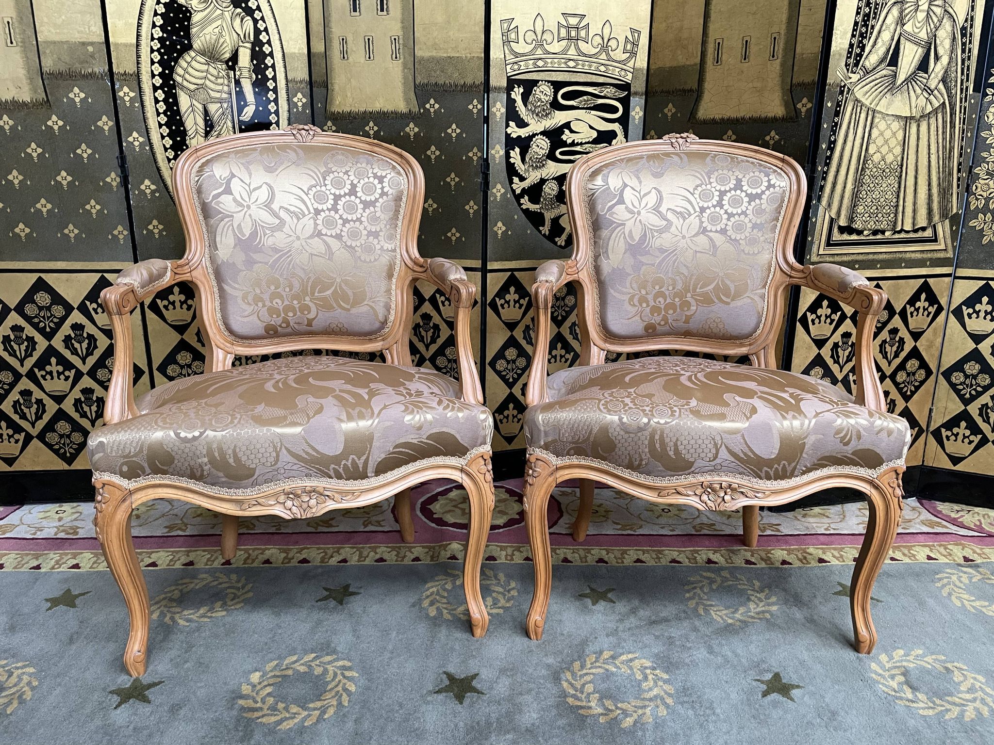 Paire de fauteuils cabriolets de style Louis XV
