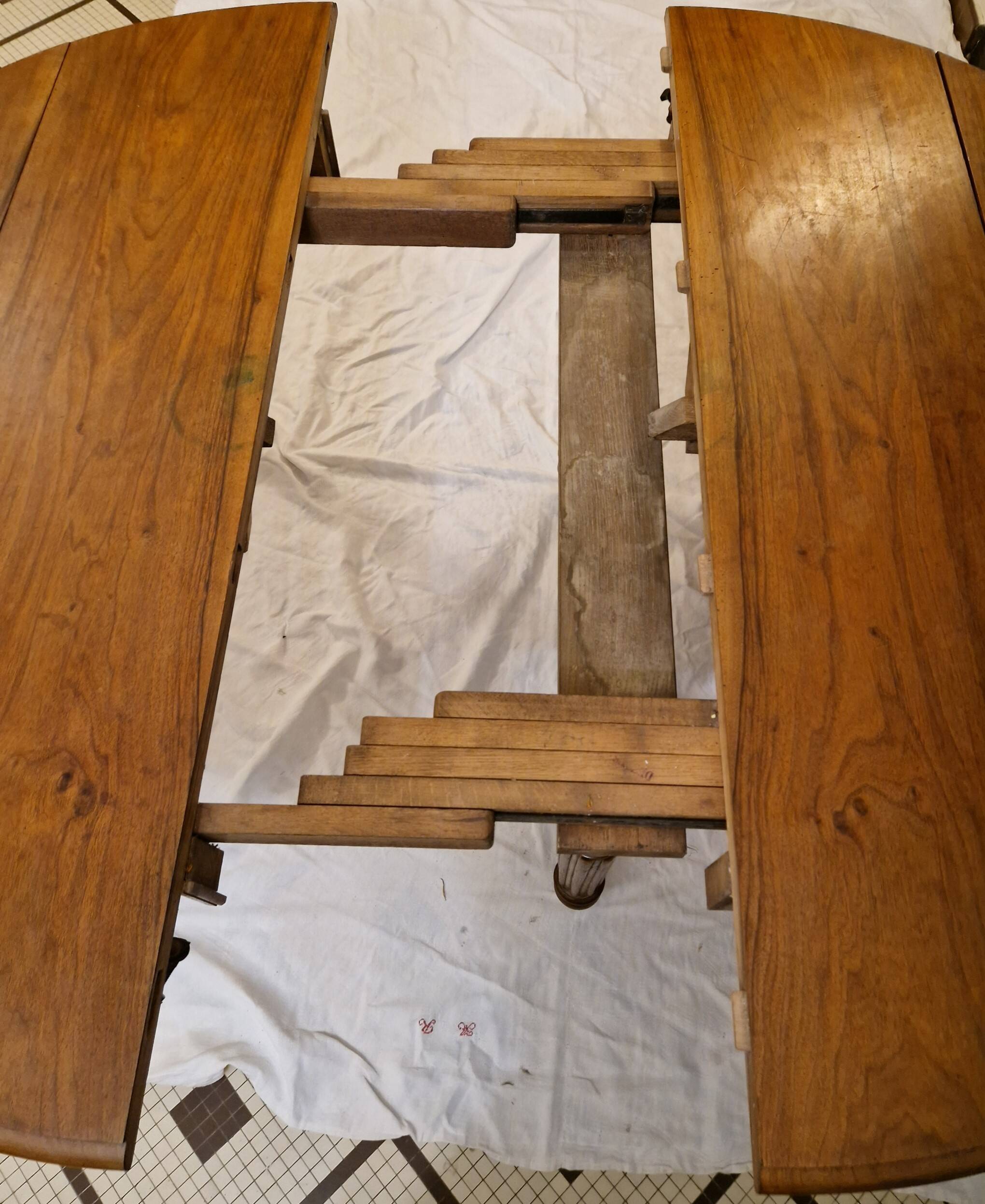 Table de salle à manger en noyer – Époque Restauration / Charles X – XIXe