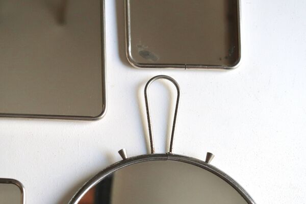 Lot de quatre miroirs de barbier rectangulaires et rond, années 50