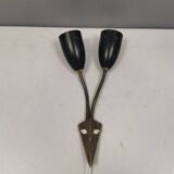 Applique ancienne avec abat-jour en métal noir et bras courbés en laiton