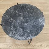 Table basse ronde Gubi en métal noir et marbre gris Emperador
