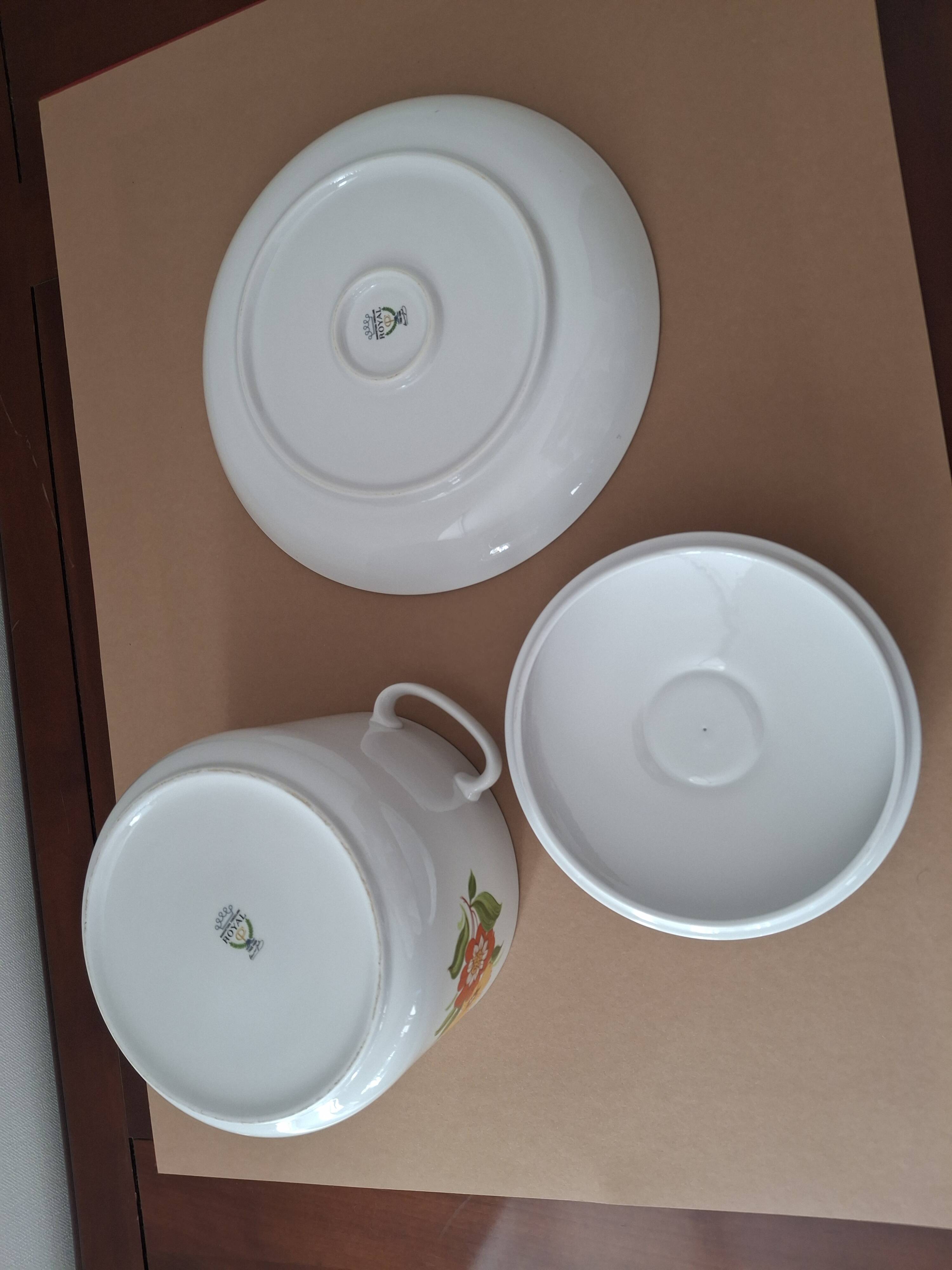 Vintage table service in Italian porcelain "Royal" with floral decoration.