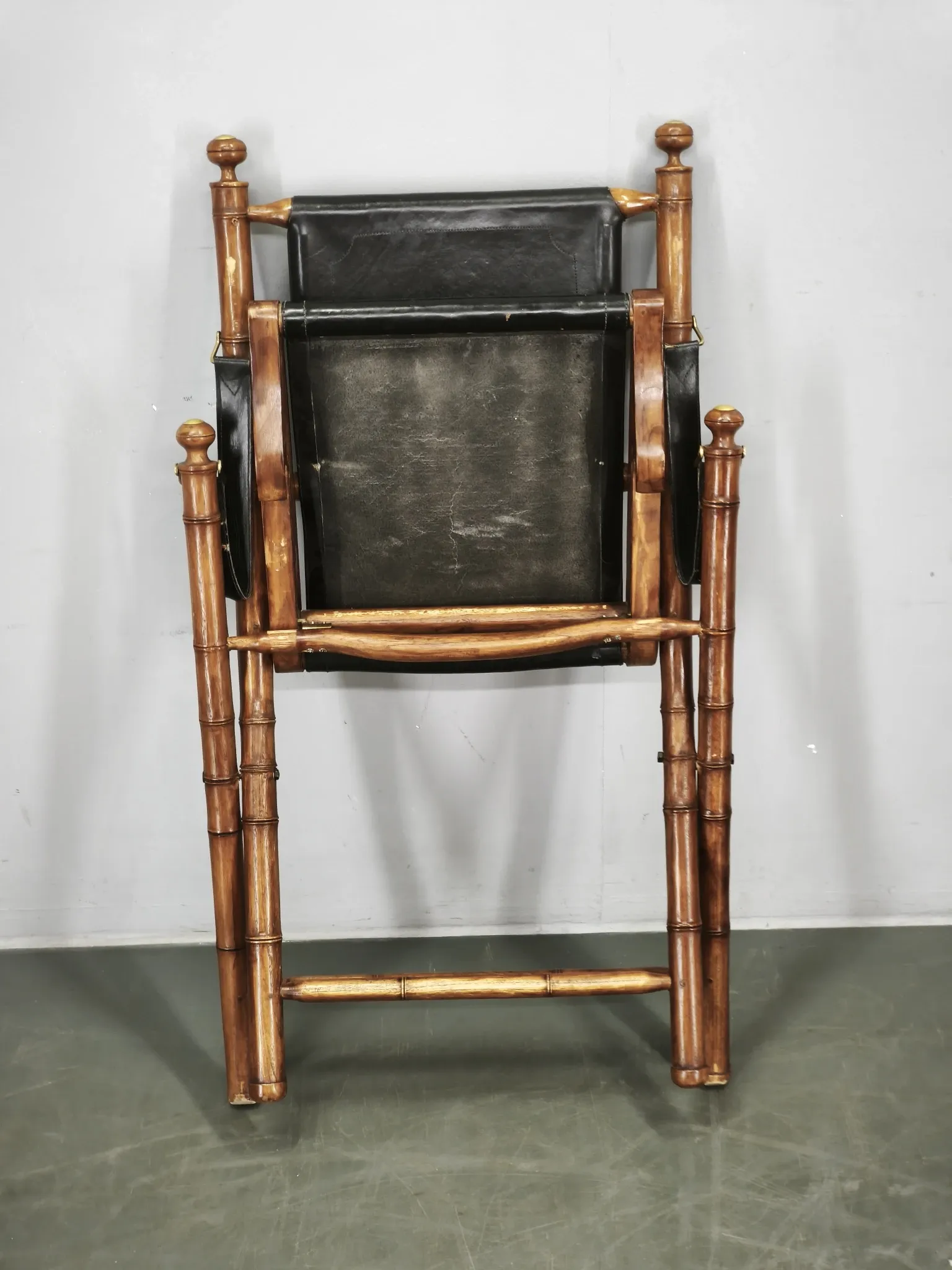 1970s French Folding Safari Chair in Teak, Black Leather and Brass