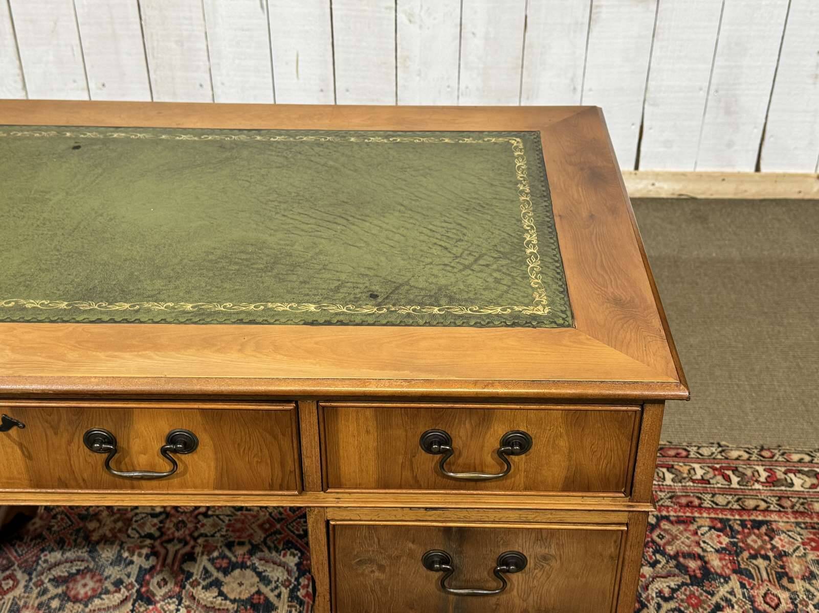 English flat desk with drawers from the 1970s in fir and leather top.