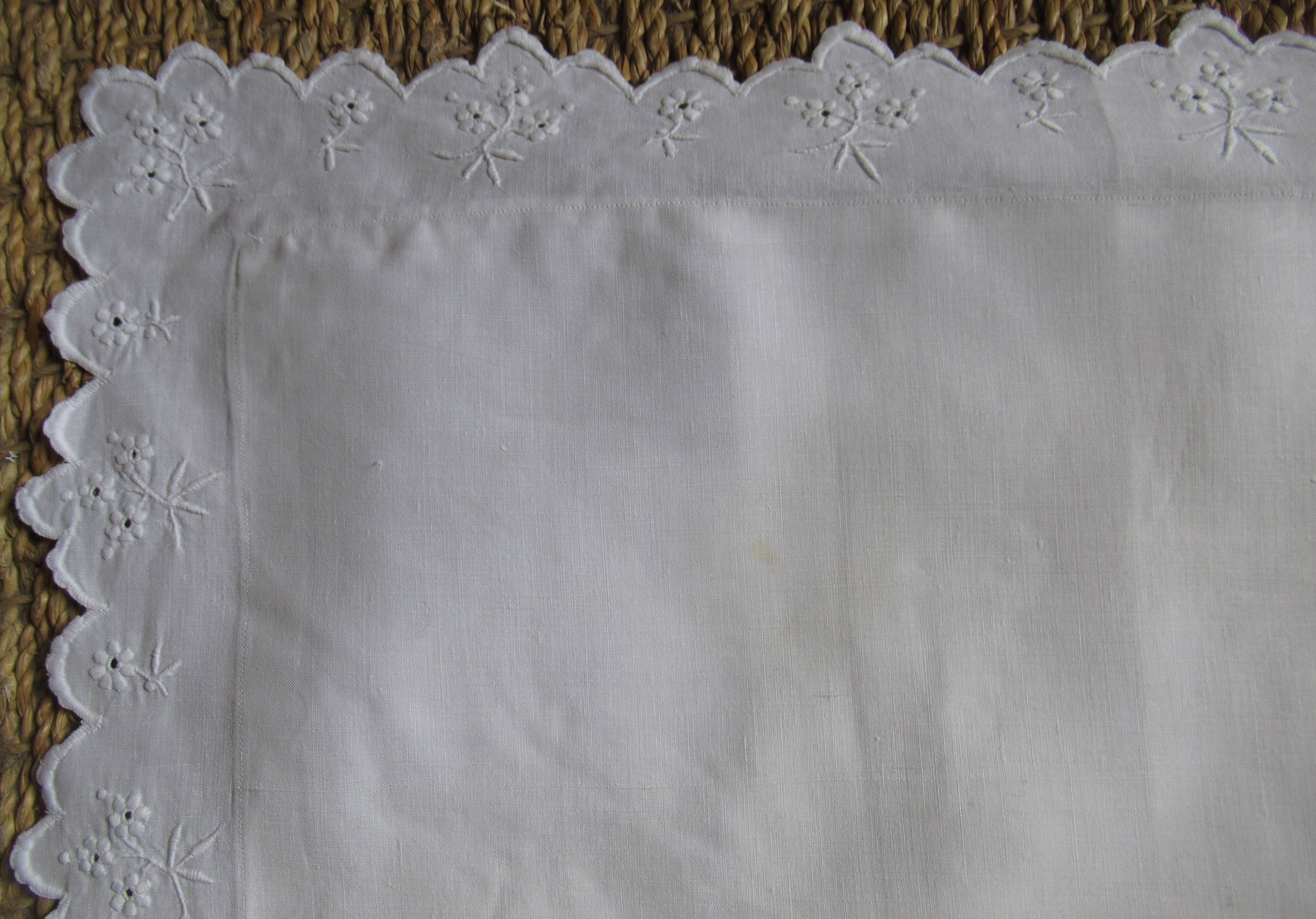 Taie d'oreiller brodée festonnée et chiffrée monogrammée AS