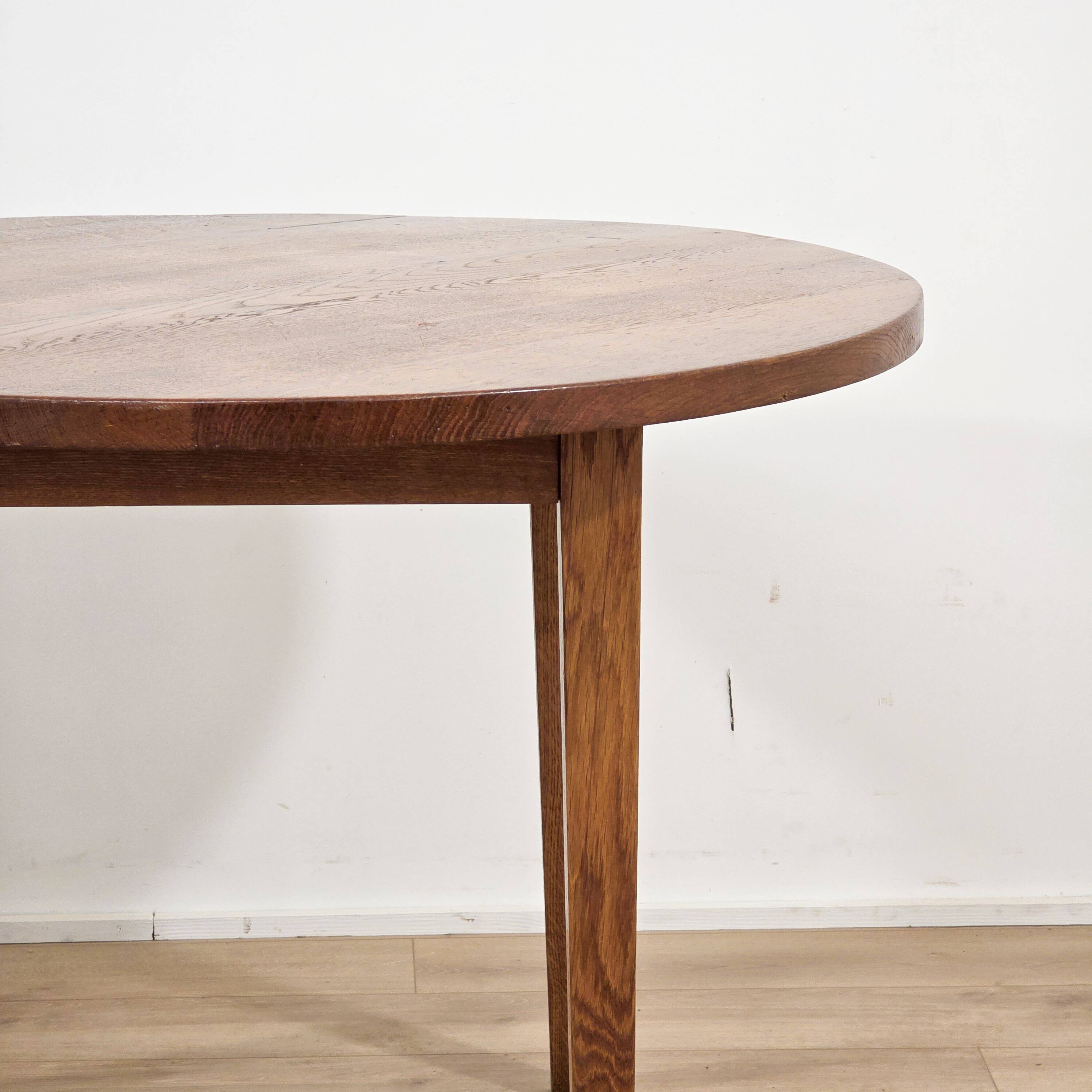Beautiful solid oak dining table from the 1970s.
