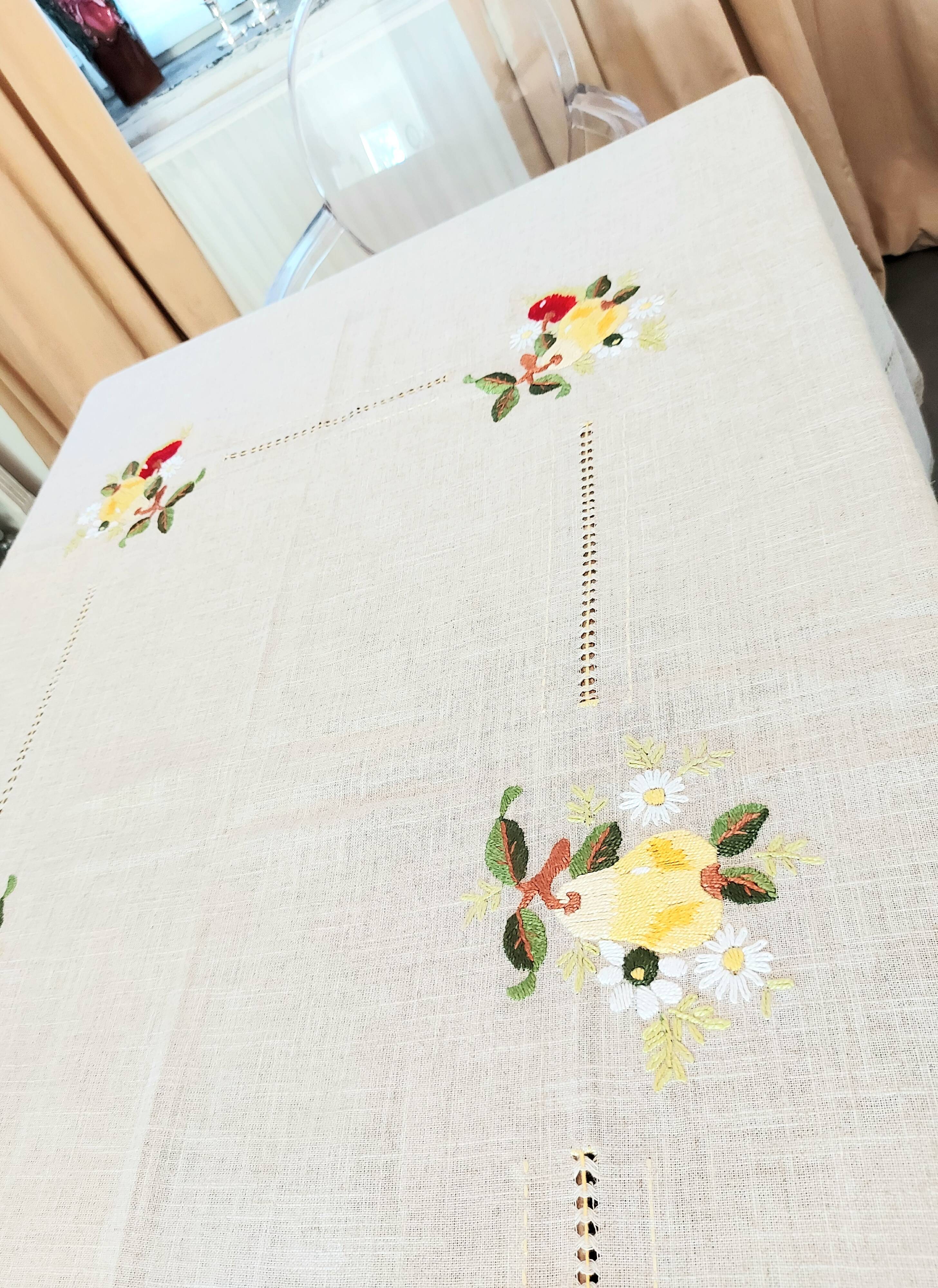 Vintage tablecloth set and 10 fine embroidered linen napkins, 270x165.