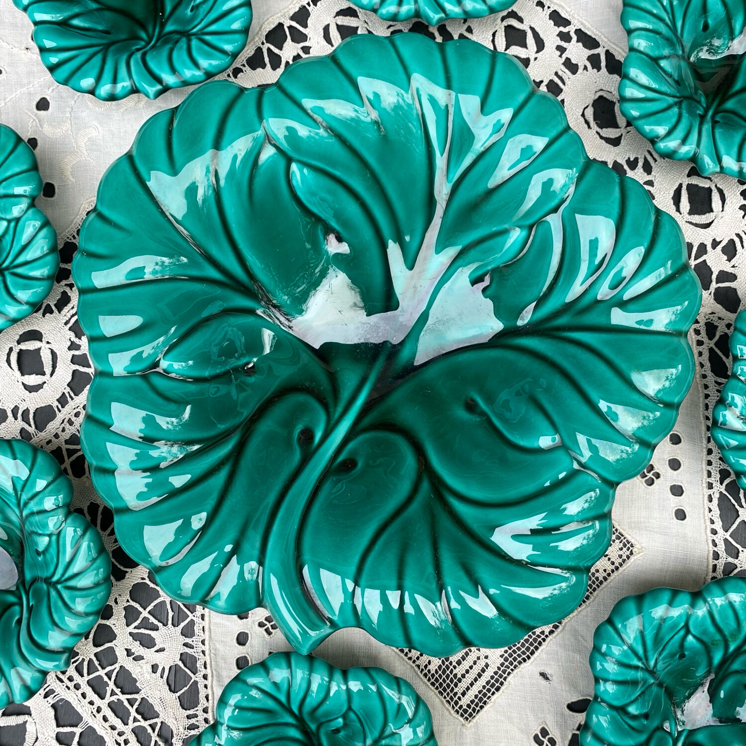 Salad bowl and small bowls in leaf-shaped slipware