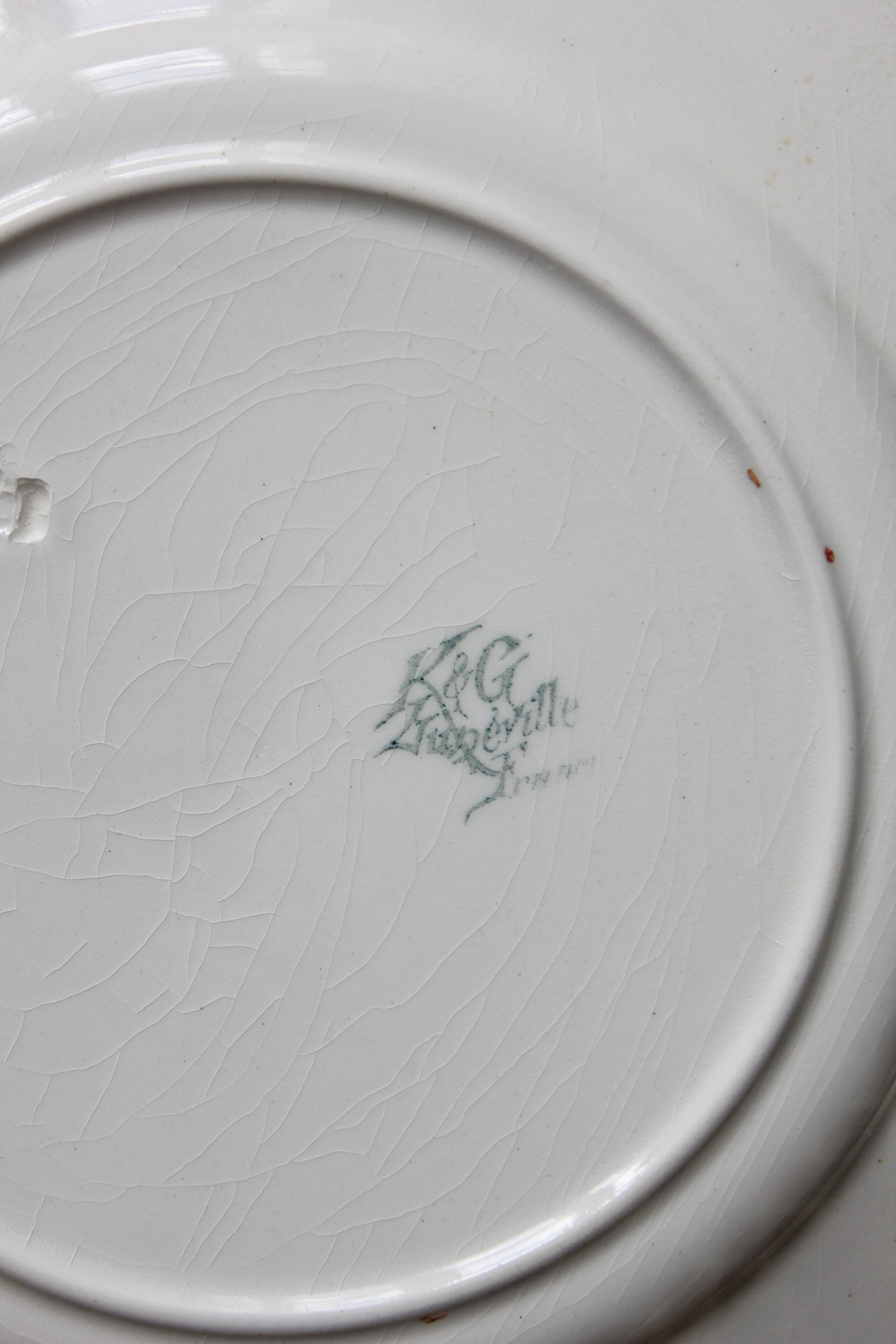 7 earthenware dessert plates with apple decoration and slip-brushed rim, KG Lunéville