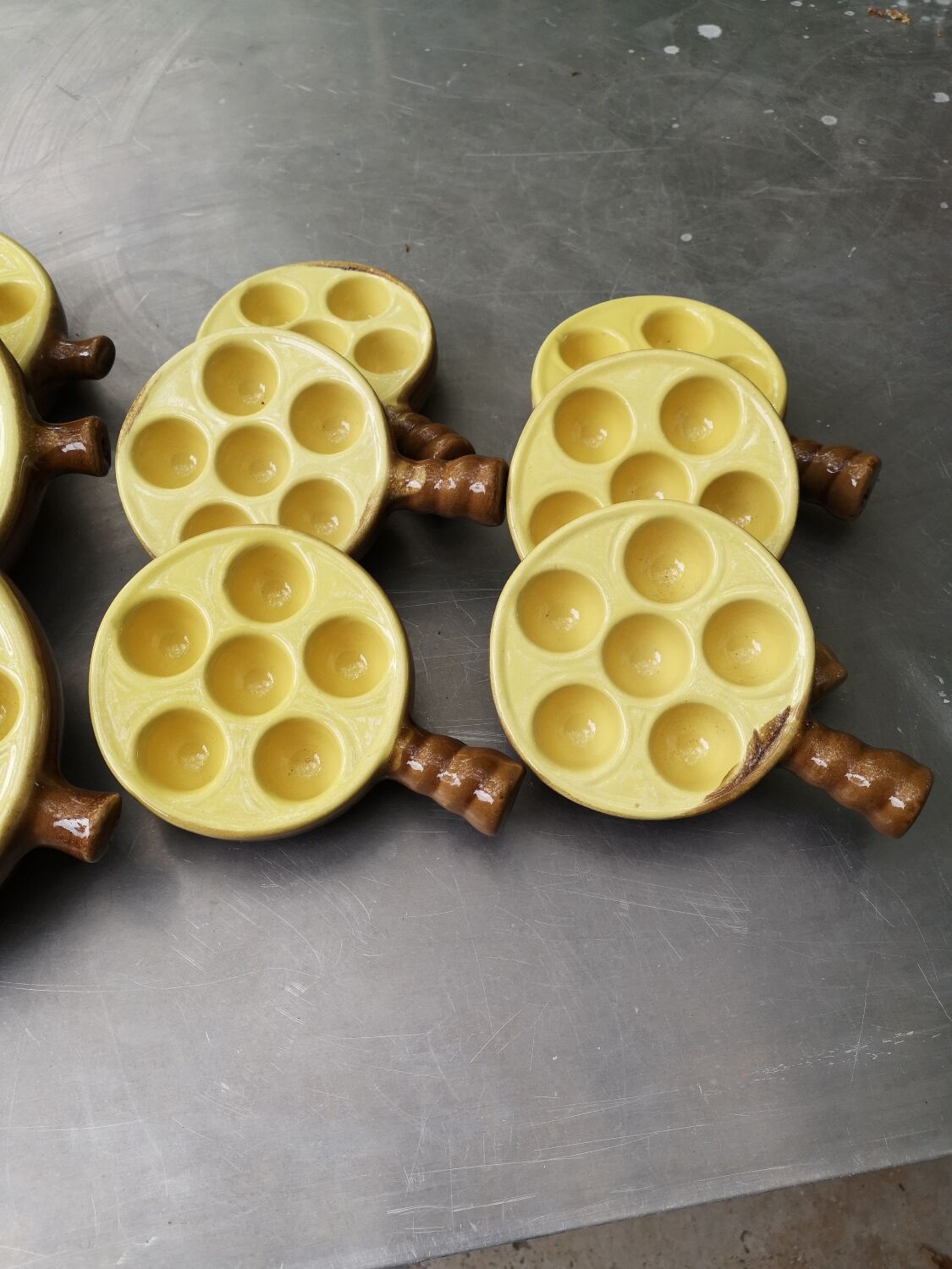 Porcelain snail pans