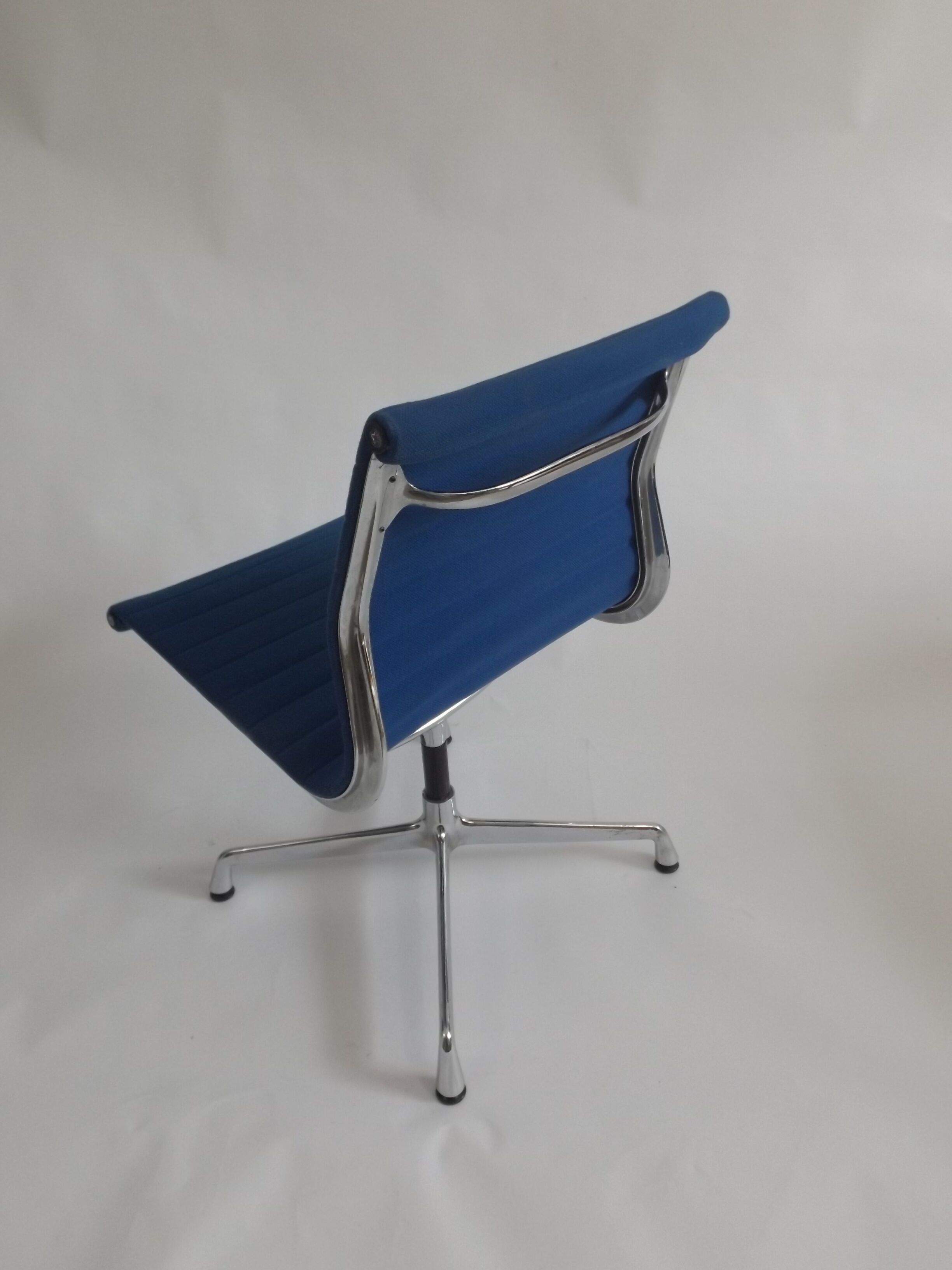 Eames EA 105 side chair