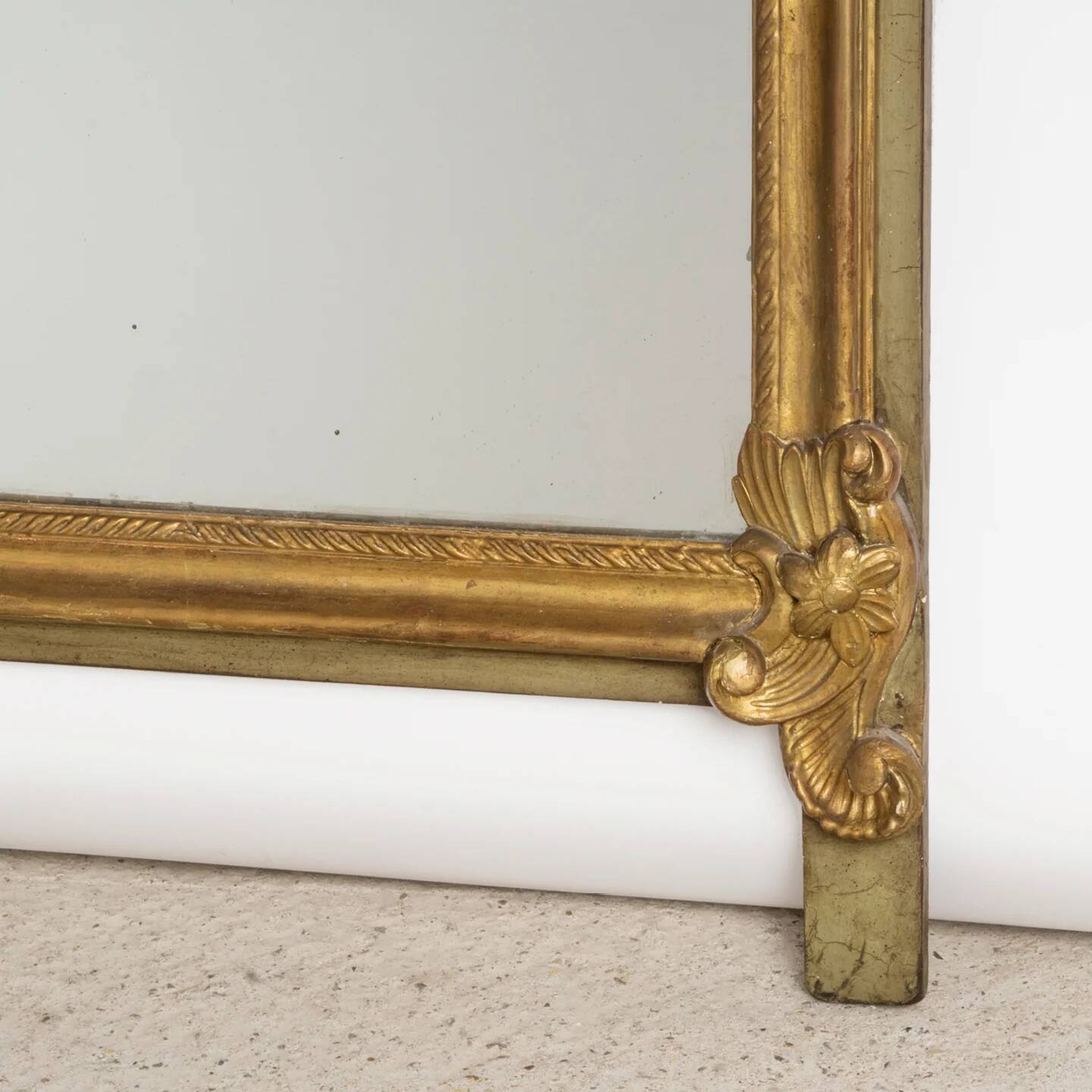 Antique flowered mirror from the 19th century.
