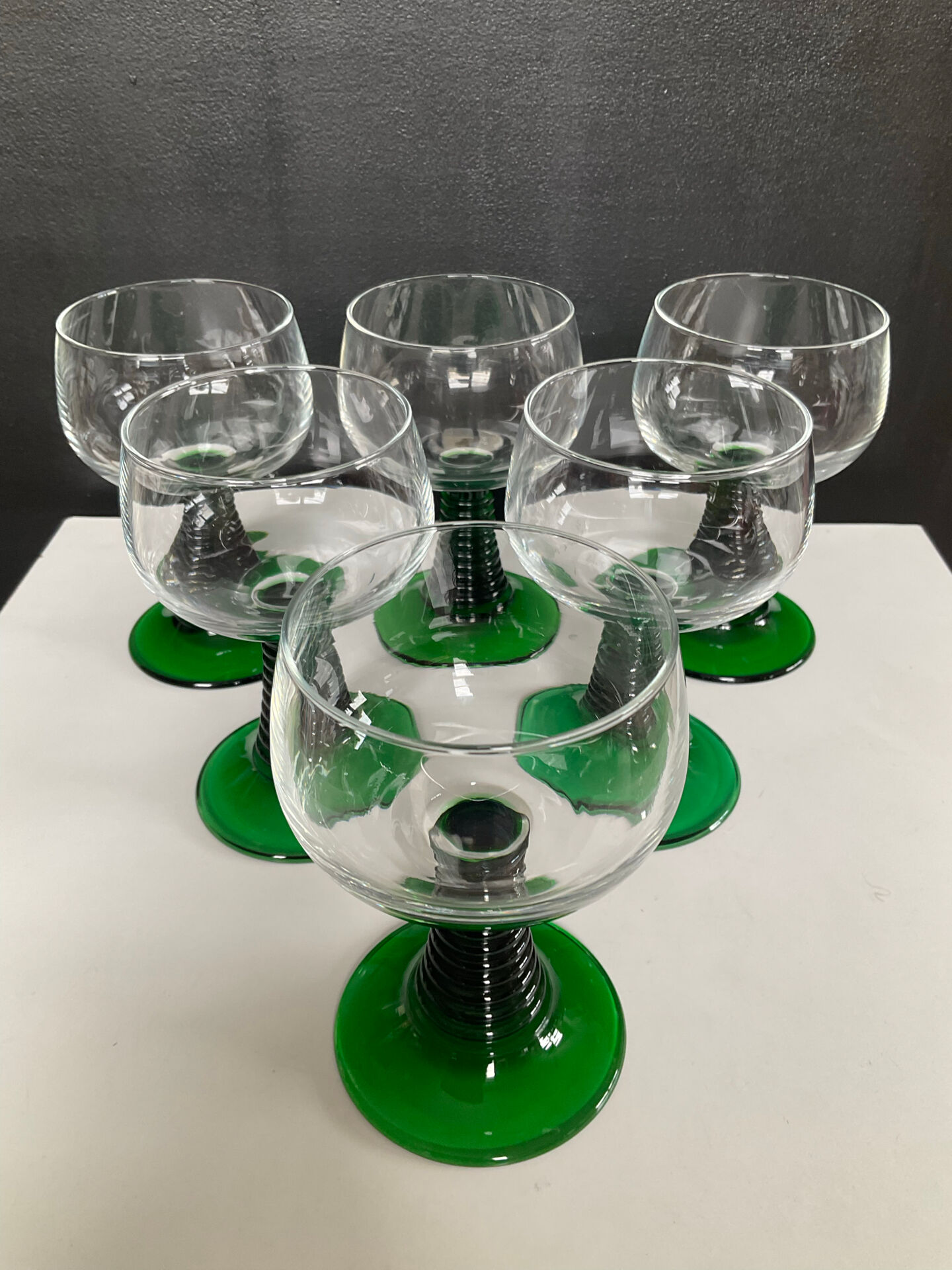 Série de 6 verres à vin vintage à pied spiral vert