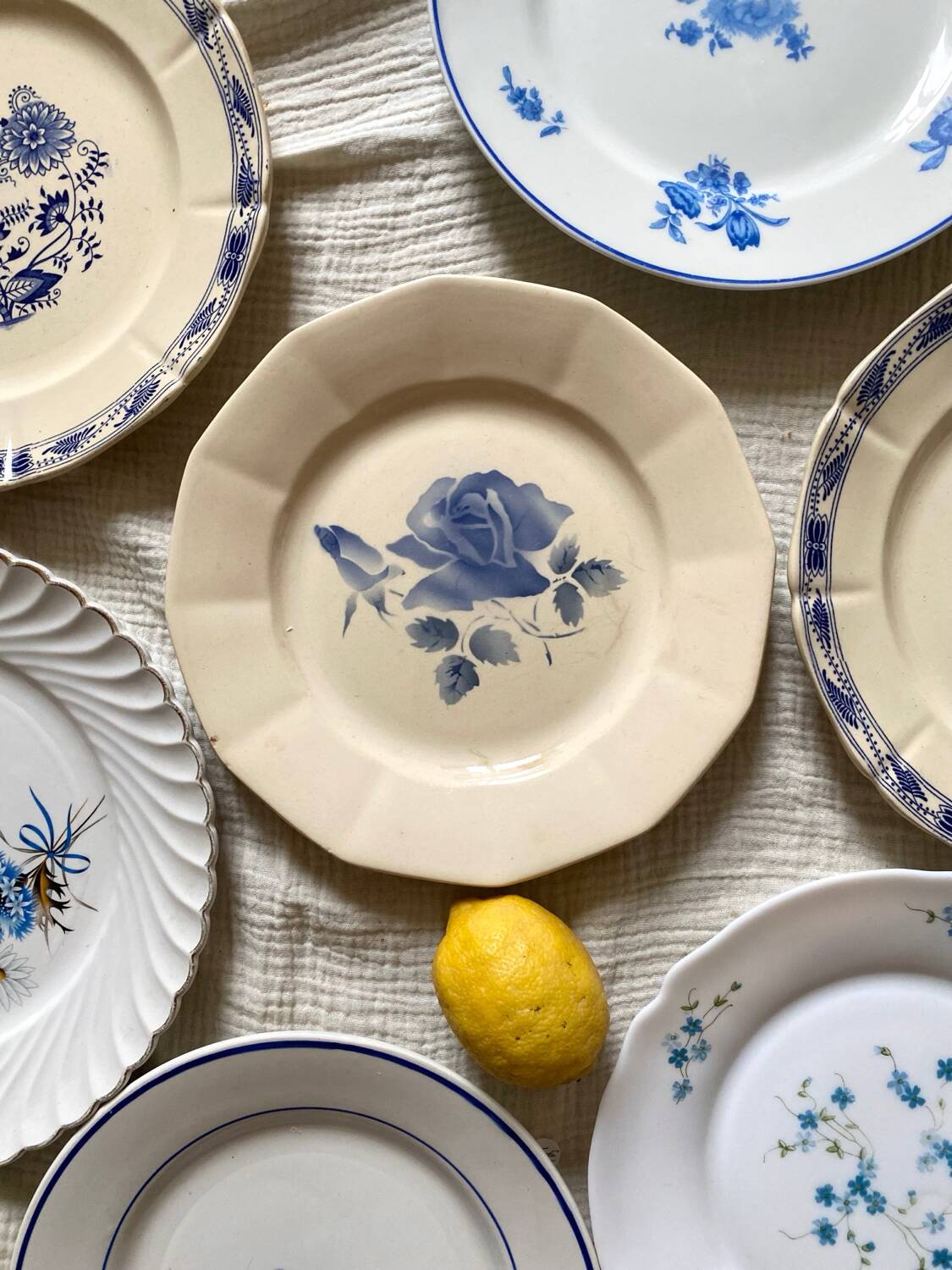 8 assiettes anciennes dépareillées en faïence