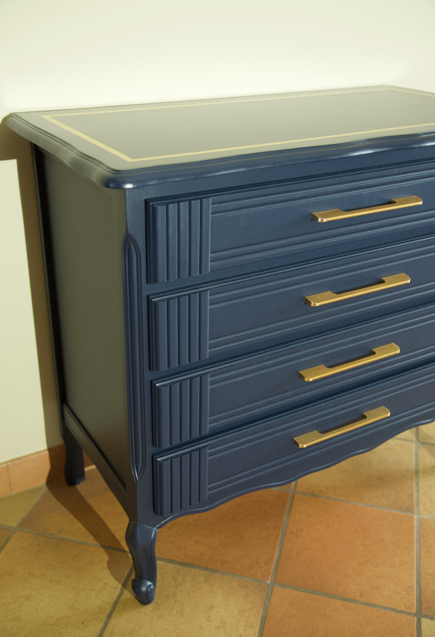 Commode bleue relookée