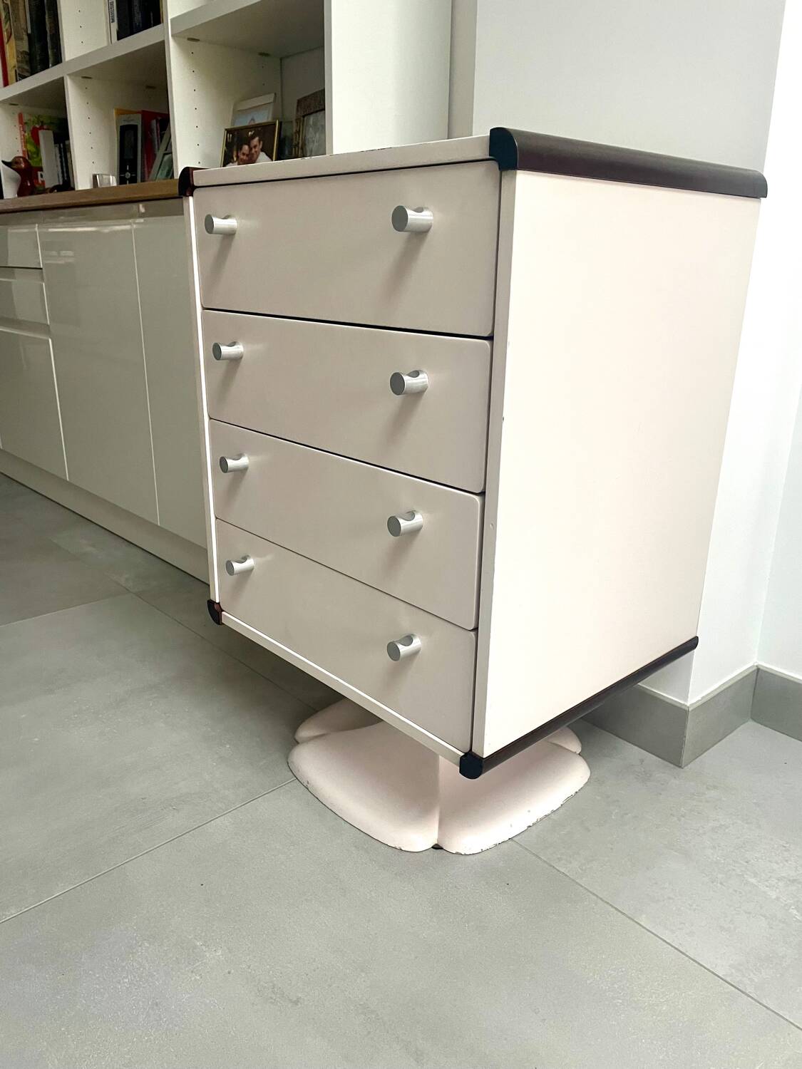 Small tulip-shaped chest of drawers 1970 Gauthier