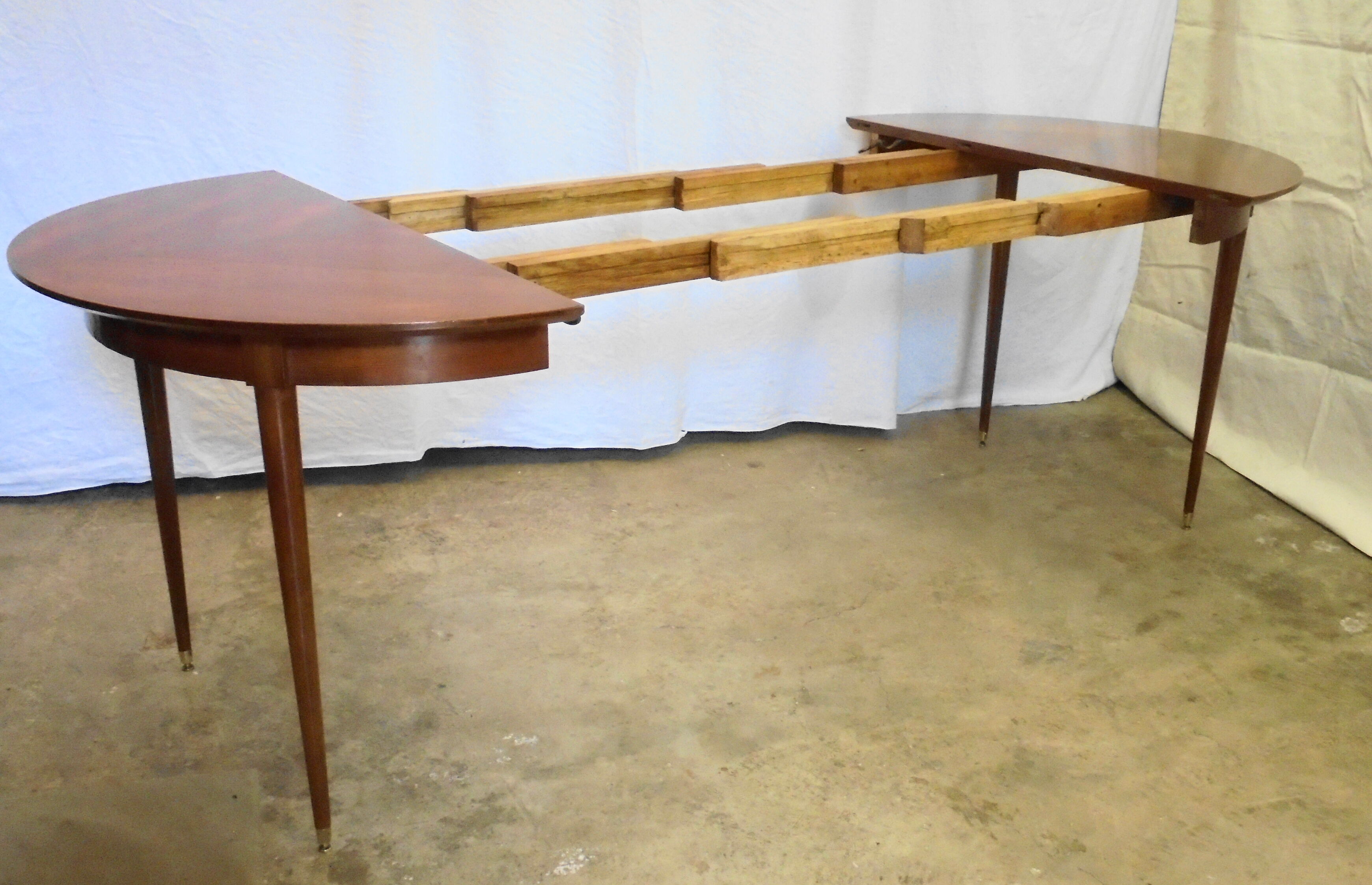 Mahogany round table with 4 extensions from the 1950s
