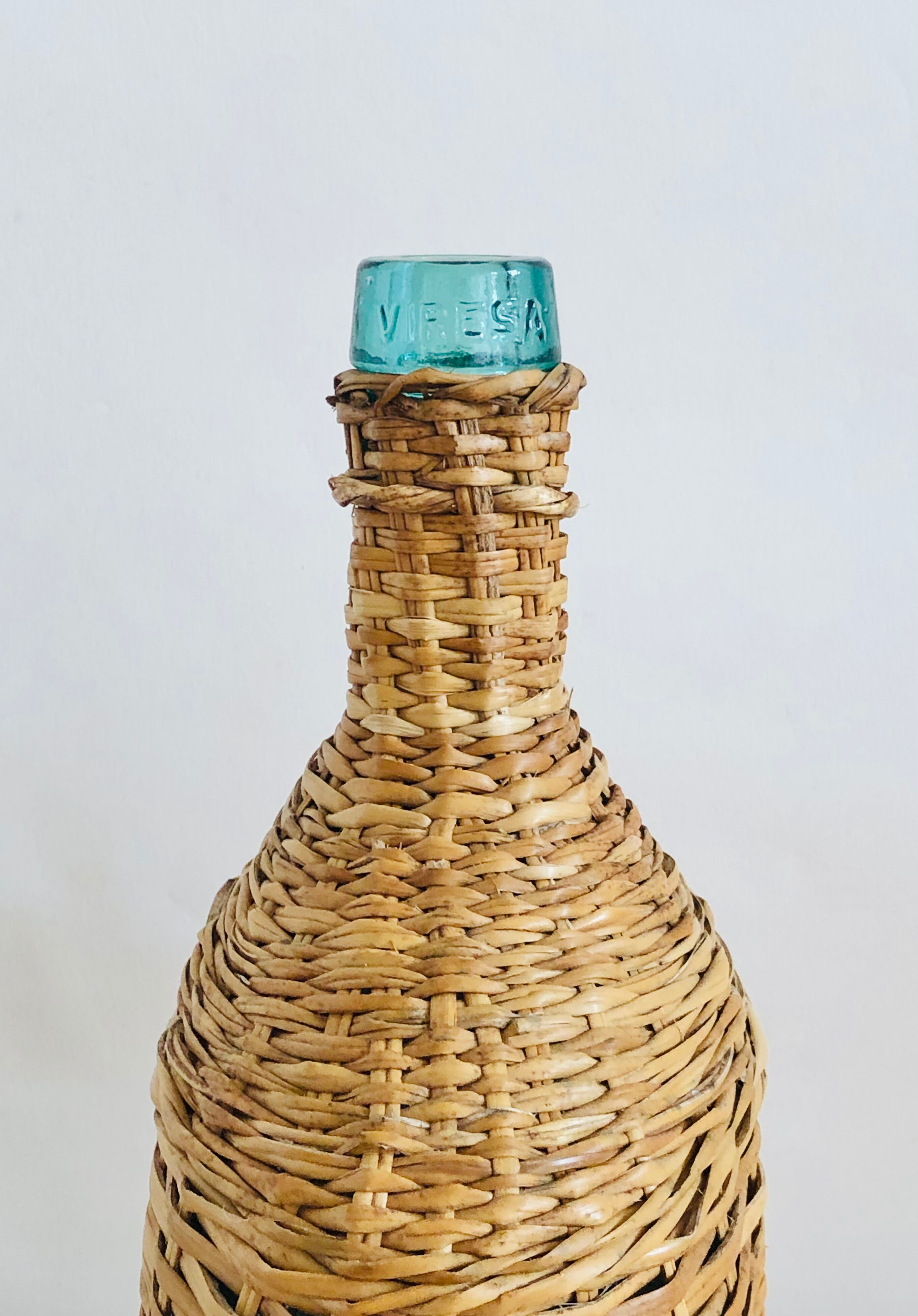 Viresa bottle in glass and wicker