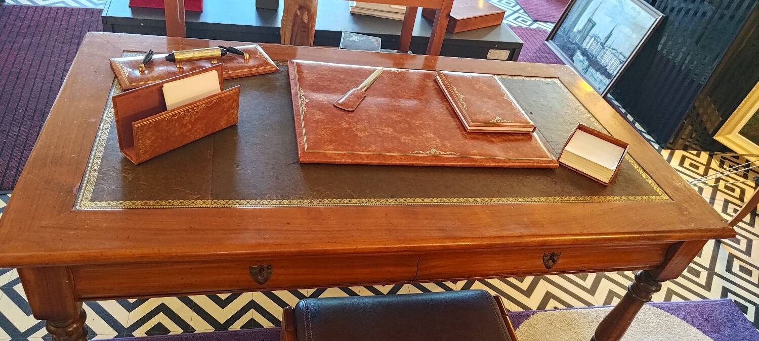 Minister's desk with pull tabs