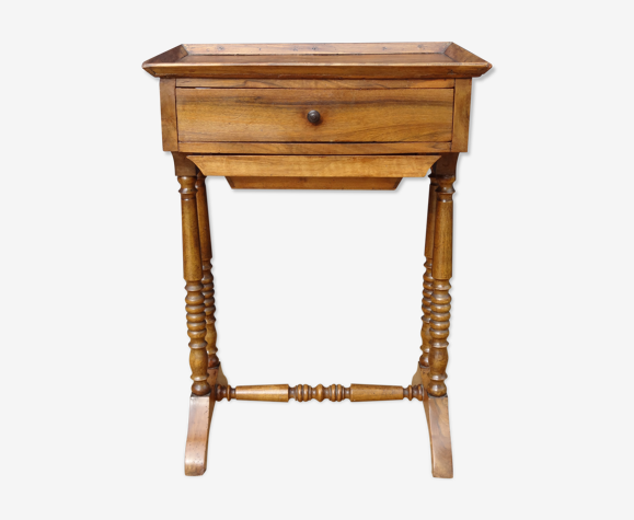 Table d'ouvrage en noyer à deux tiroirs, début XIXème, 46 x 65 cm