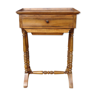 Table d'ouvrage en noyer à deux tiroirs, début XIXème, 46 x 65 cm