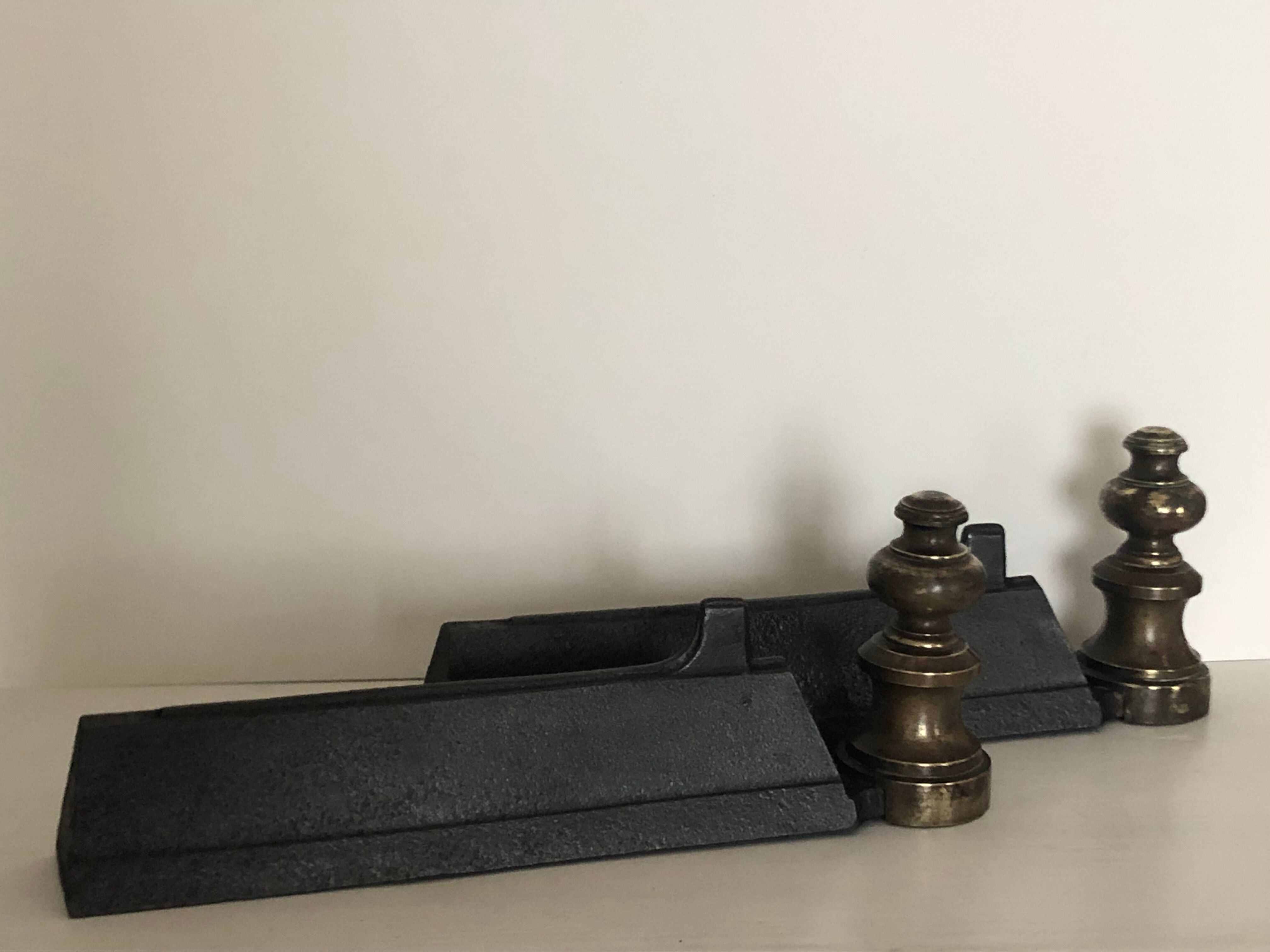 Paire de chenets, accessoires de cheminée