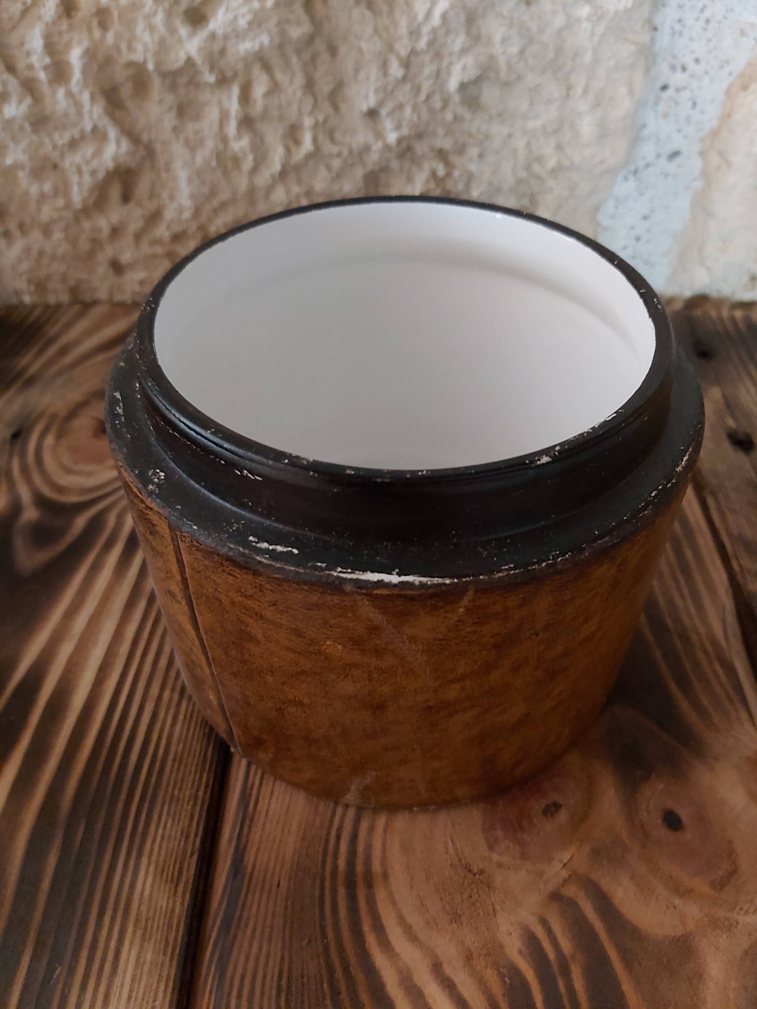 Tobacco pot with humidifier