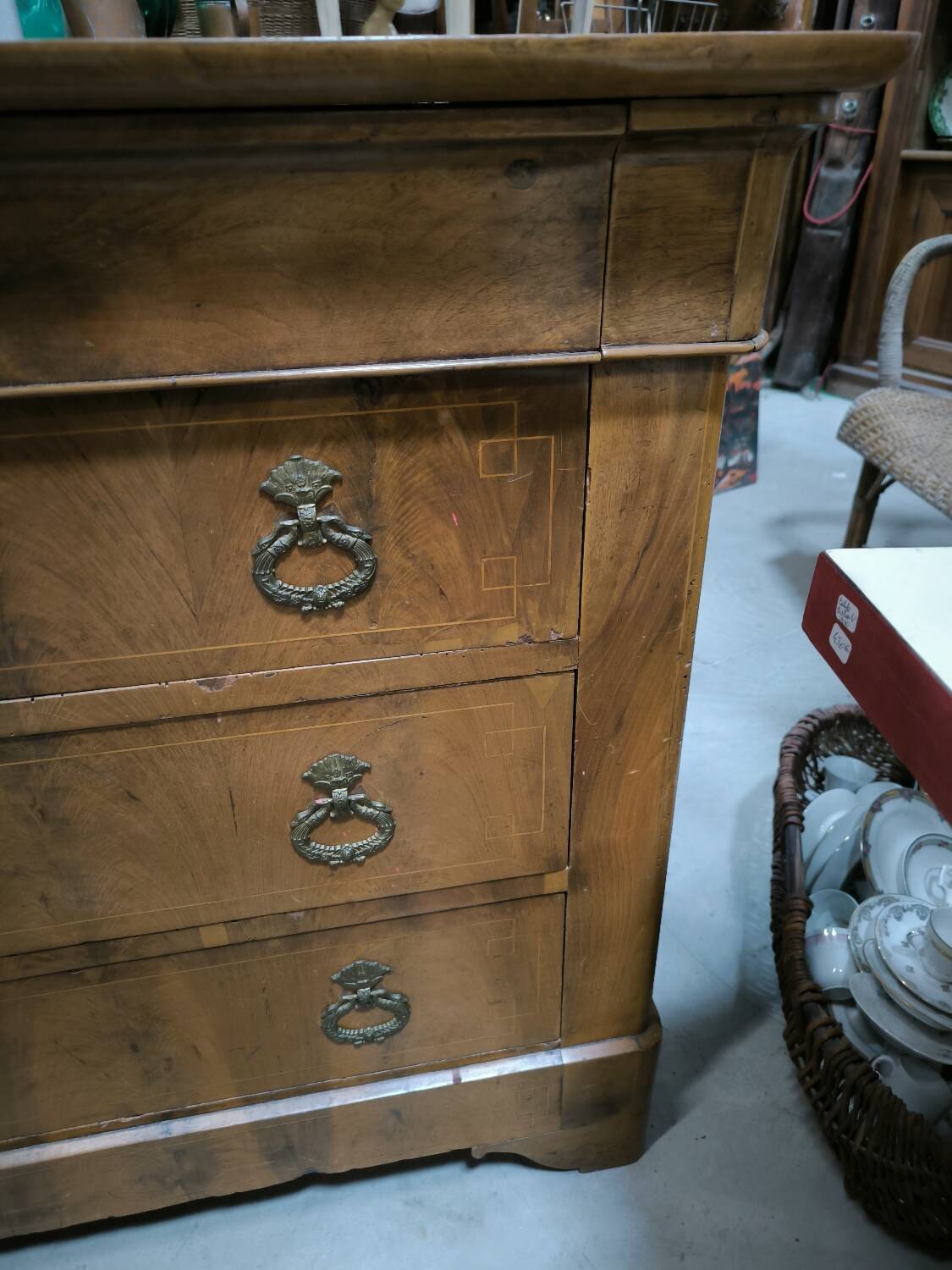Restoration period chest of drawers in flamed walnut