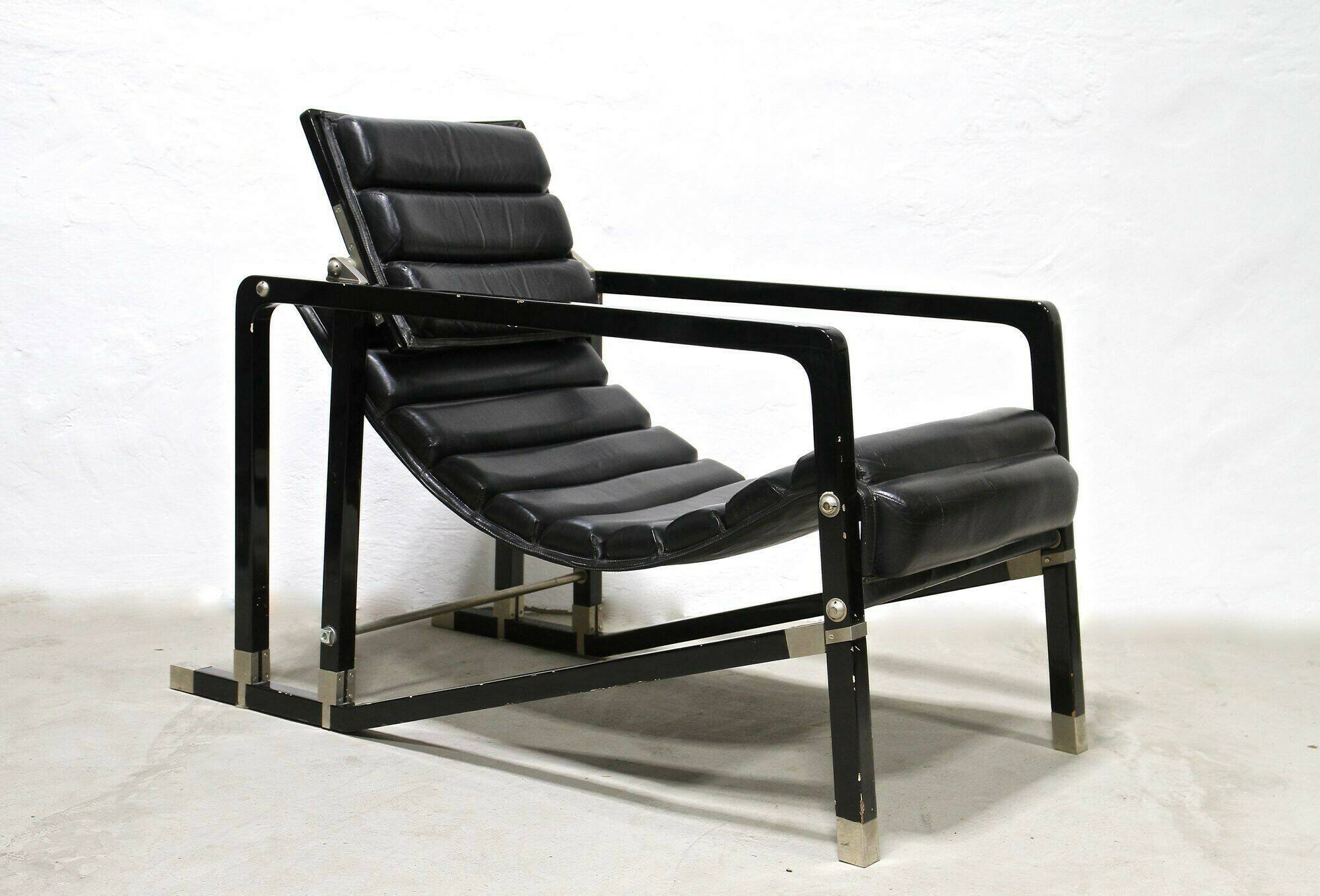 Black leather chaise longue, Eileen Gray design, 1927, France, circa 1975.